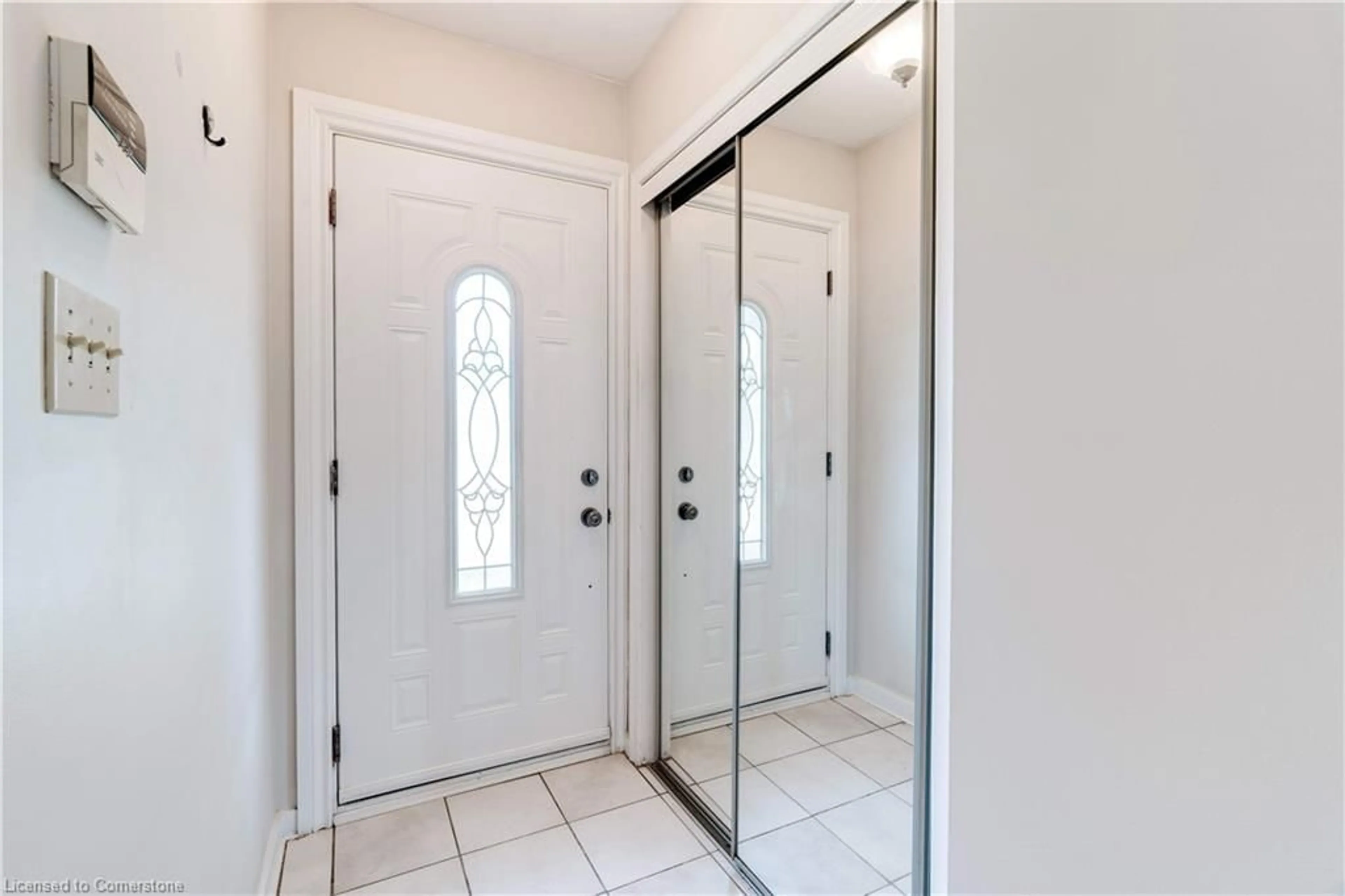 Indoor entryway for 224 Glenholme Ave, Stoney Creek Ontario L8E 5K1
