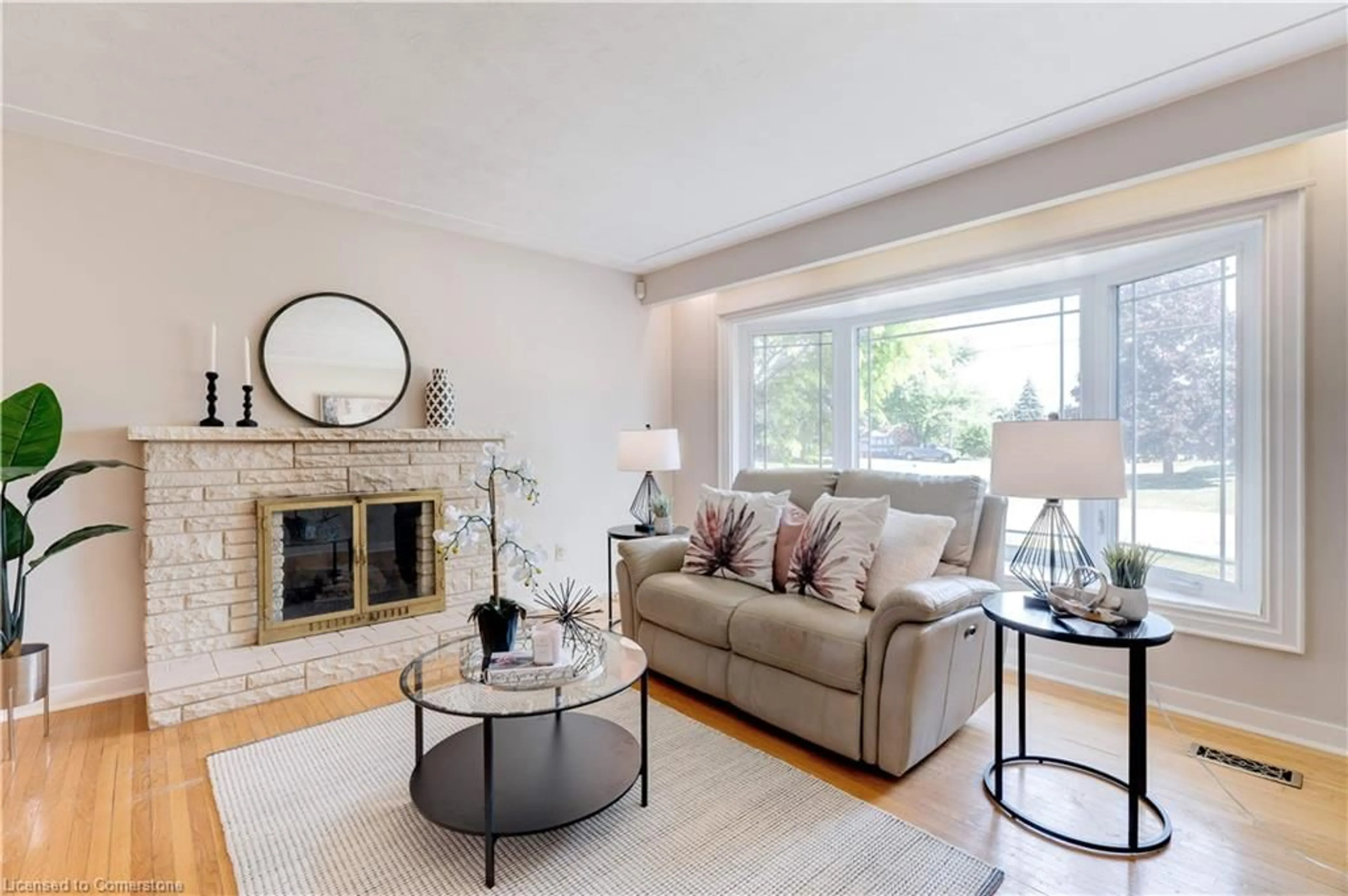 Living room with furniture, unknown for 224 Glenholme Ave, Stoney Creek Ontario L8E 5K1