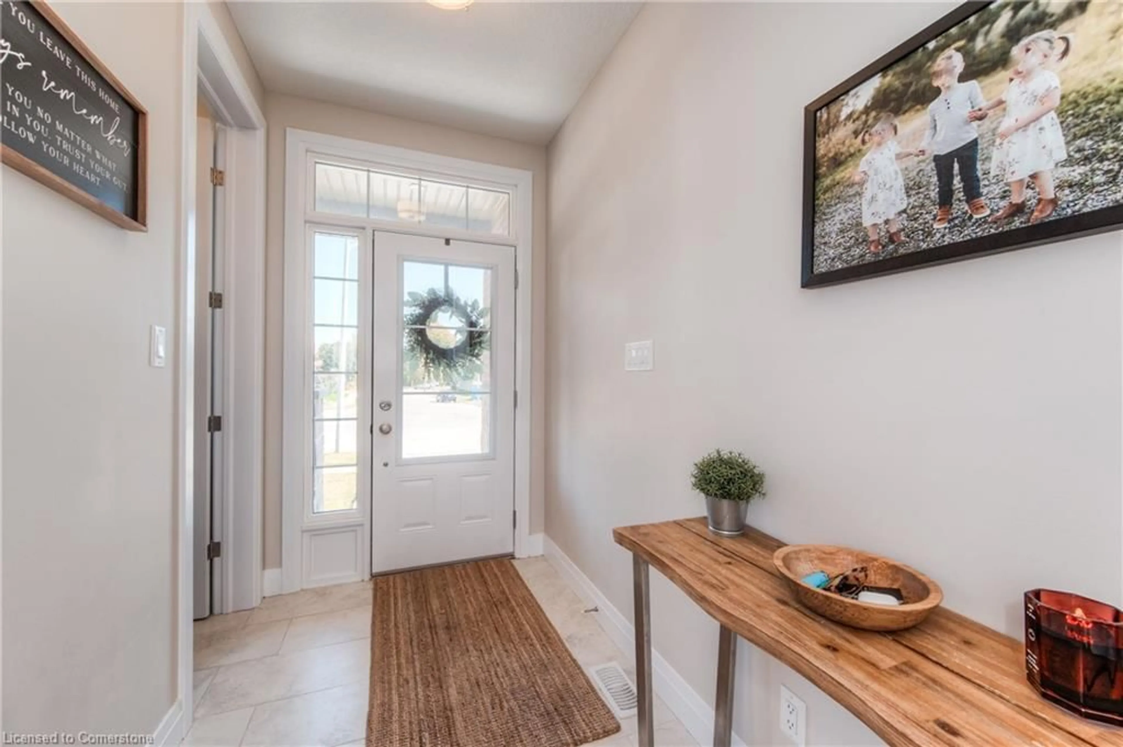 Indoor entryway for 537 Valhalla Cres #upper A, Waterloo Ontario N2T 2J7