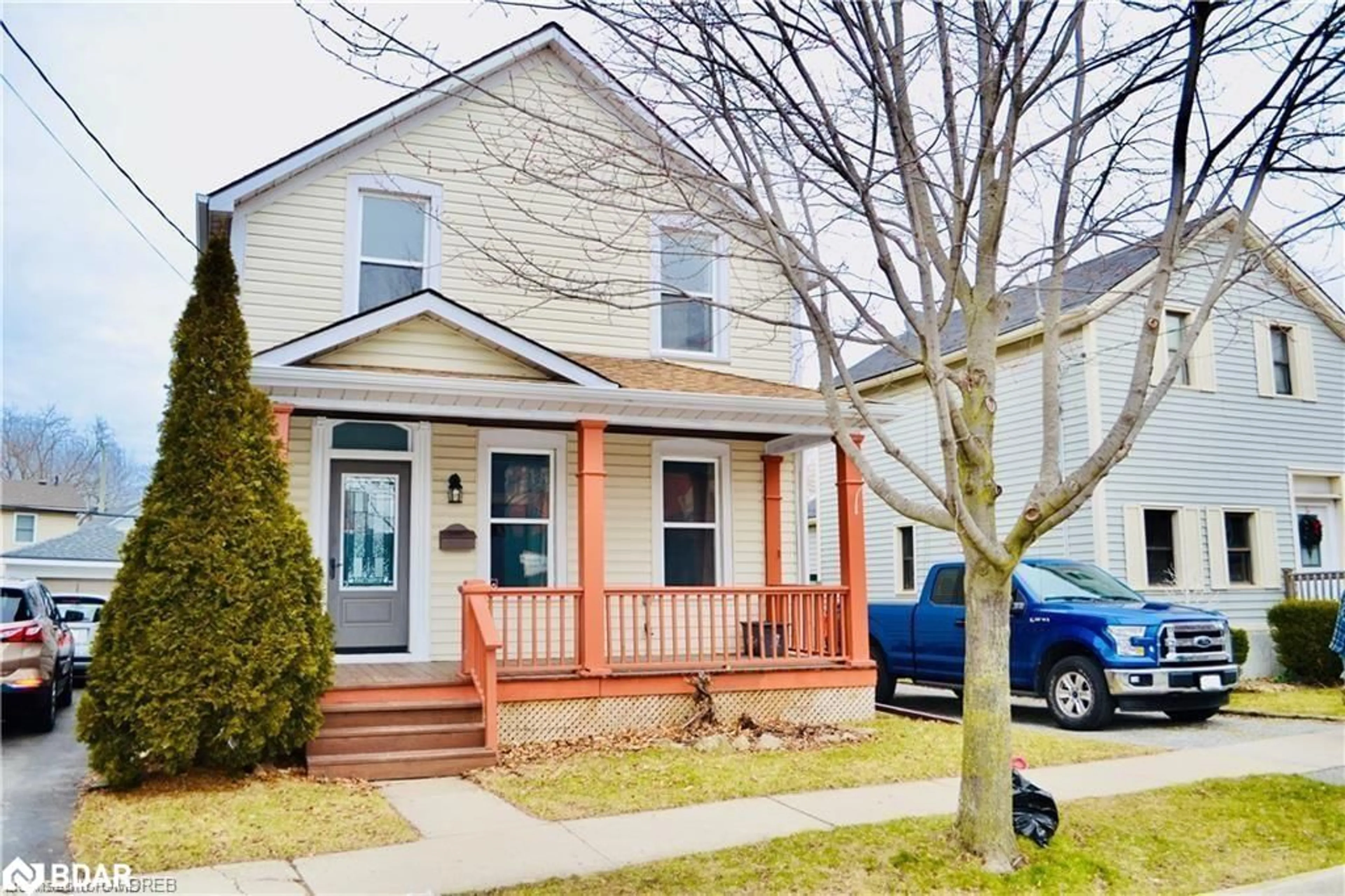 Home with brick exterior material, street for 17 Elizabeth St, St. Catharines Ontario L2R 2K8
