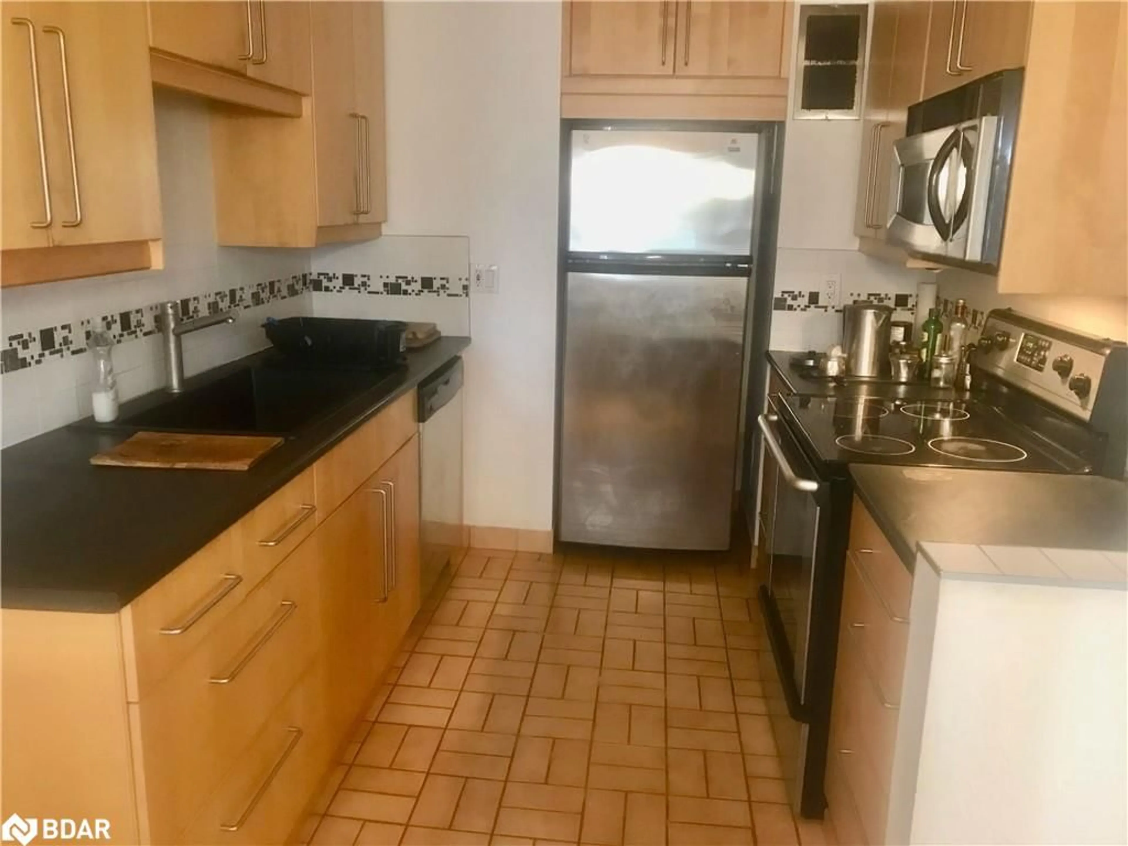 Standard kitchen, ceramic/tile floor for 45 Westmount St, Waterloo Ontario N2L 2R3