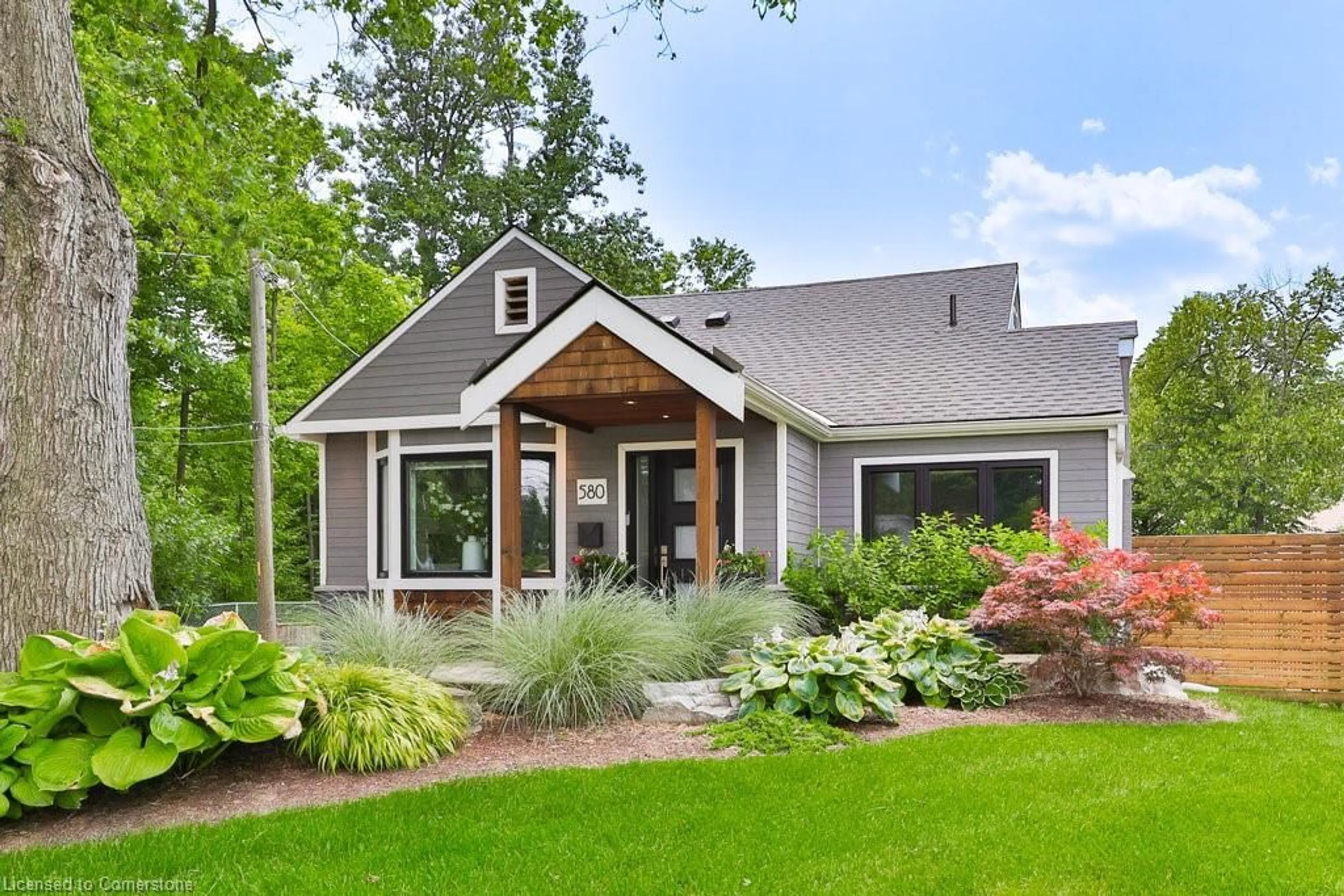 Home with brick exterior material, unknown for 580 Guelph Line, Burlington Ontario L7R 3M4