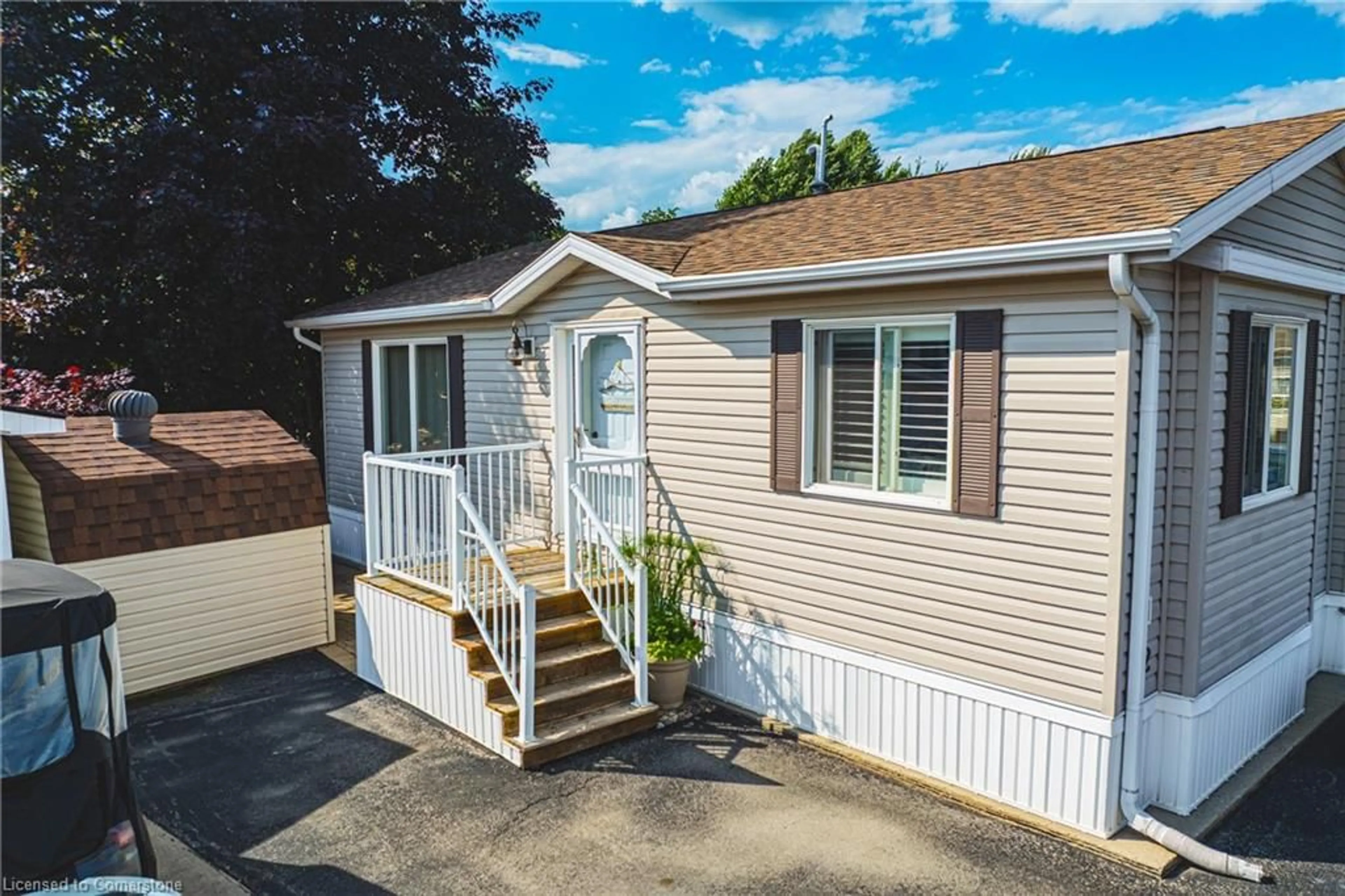 Home with vinyl exterior material, street for 52 Hemlock Crs Pvt, Puslinch Ontario N0B 2J0