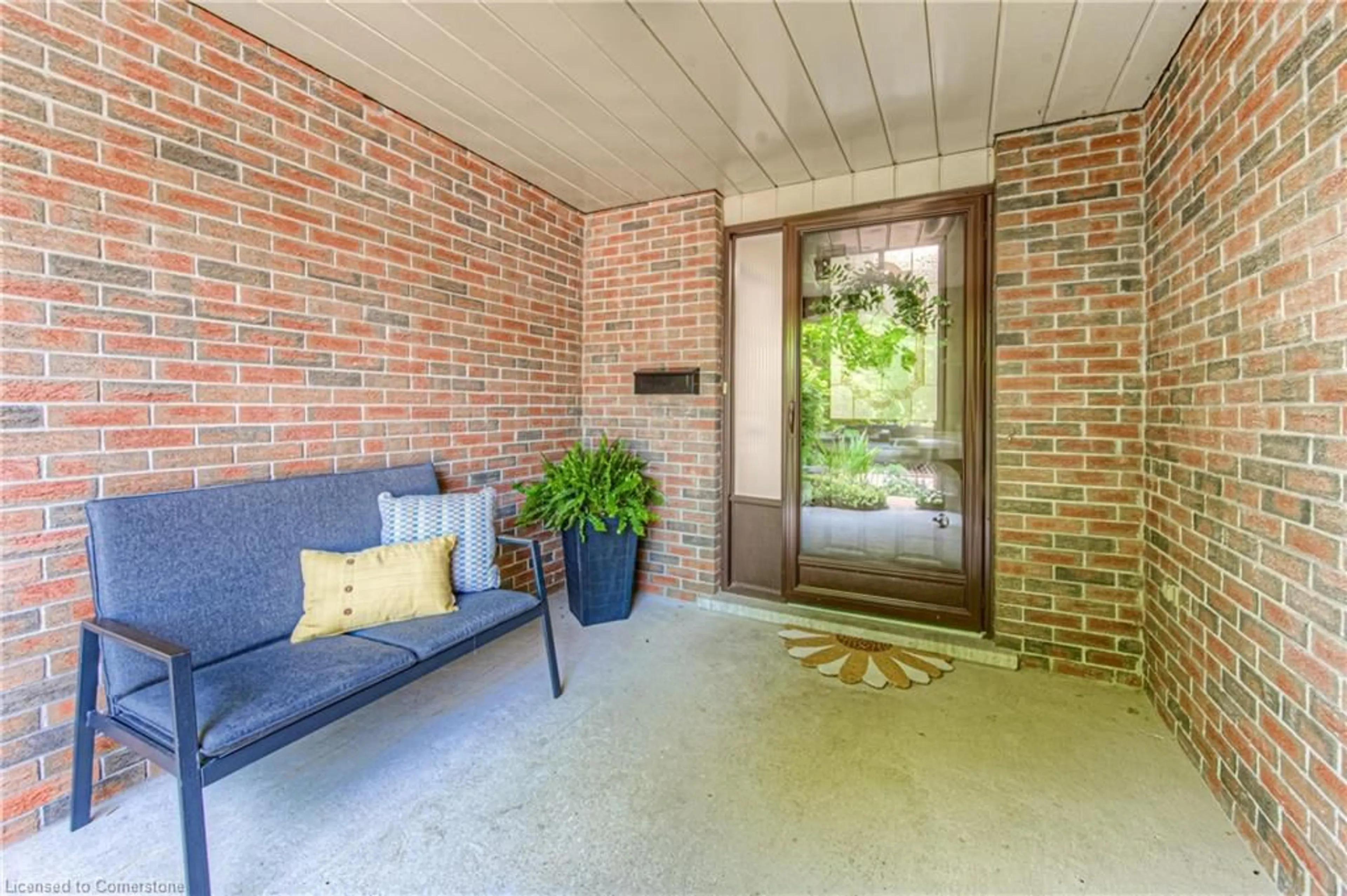 Indoor entryway for 383B Churchill Crt, Waterloo Ontario N2L 6B4