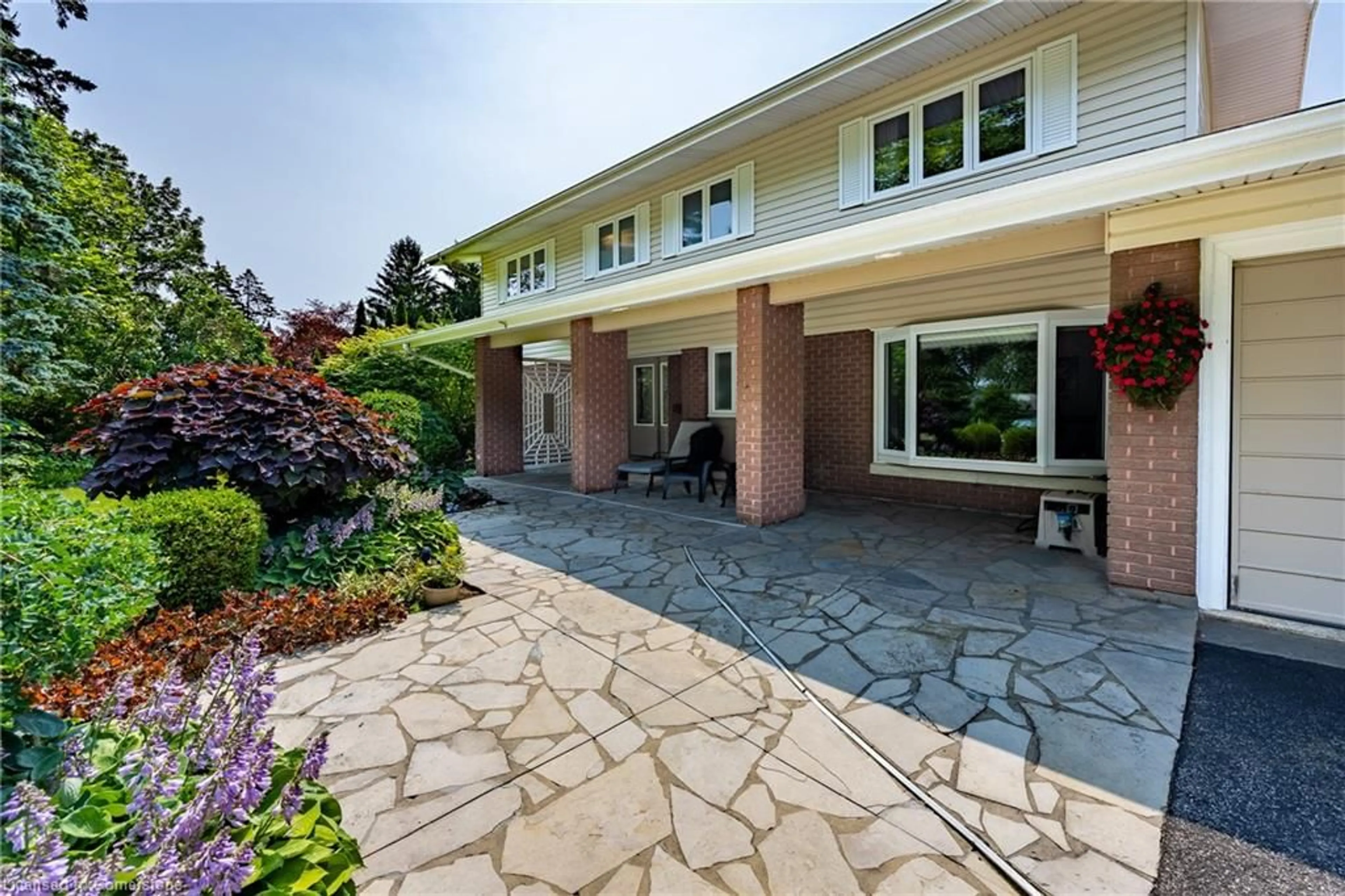 Patio, street for 6 Summit Cir, Simcoe Ontario N3Y 3K8