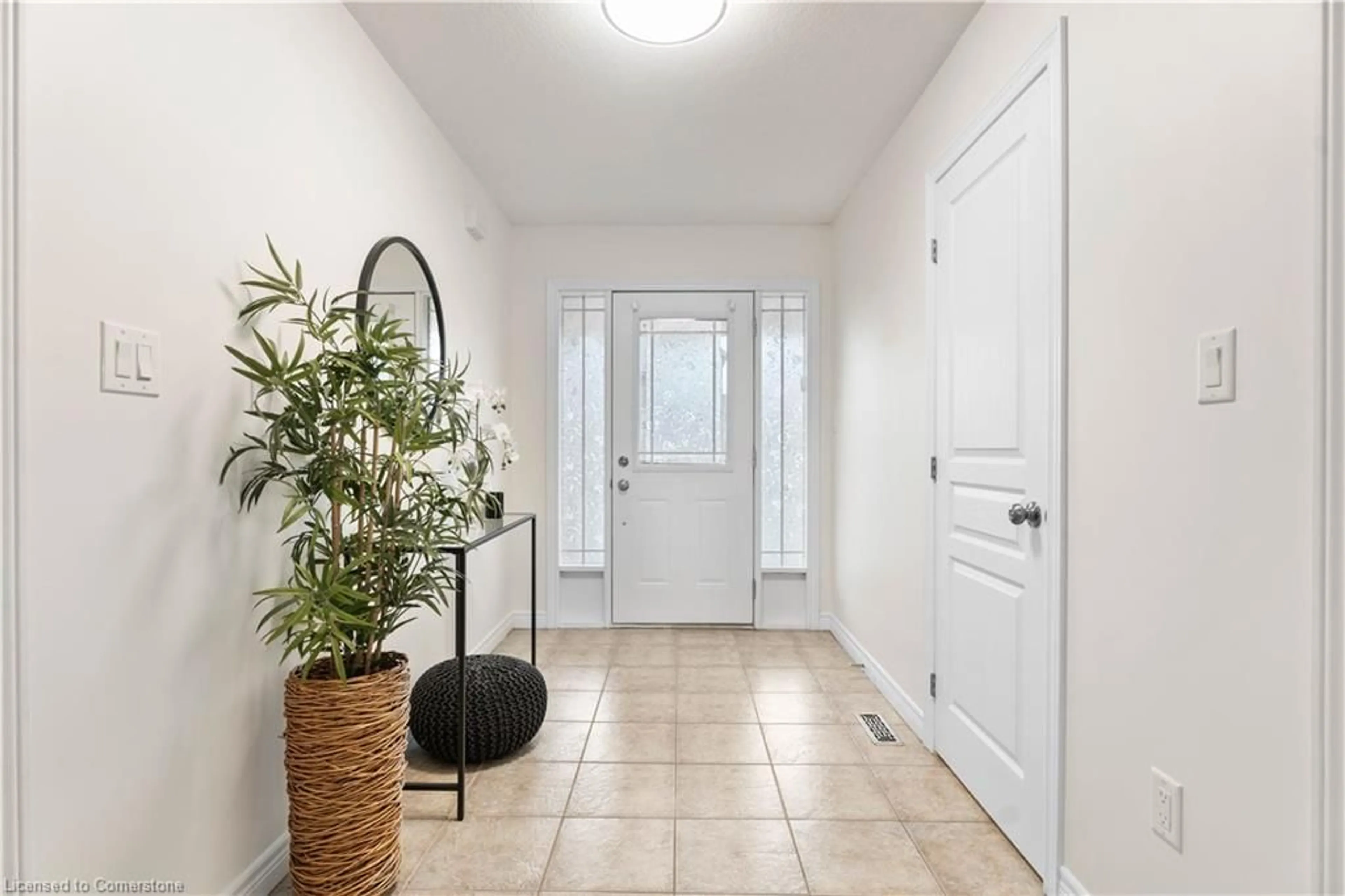 Indoor entryway for 15 Norbrook Dr, Stoney Creek Ontario L8E 0G6