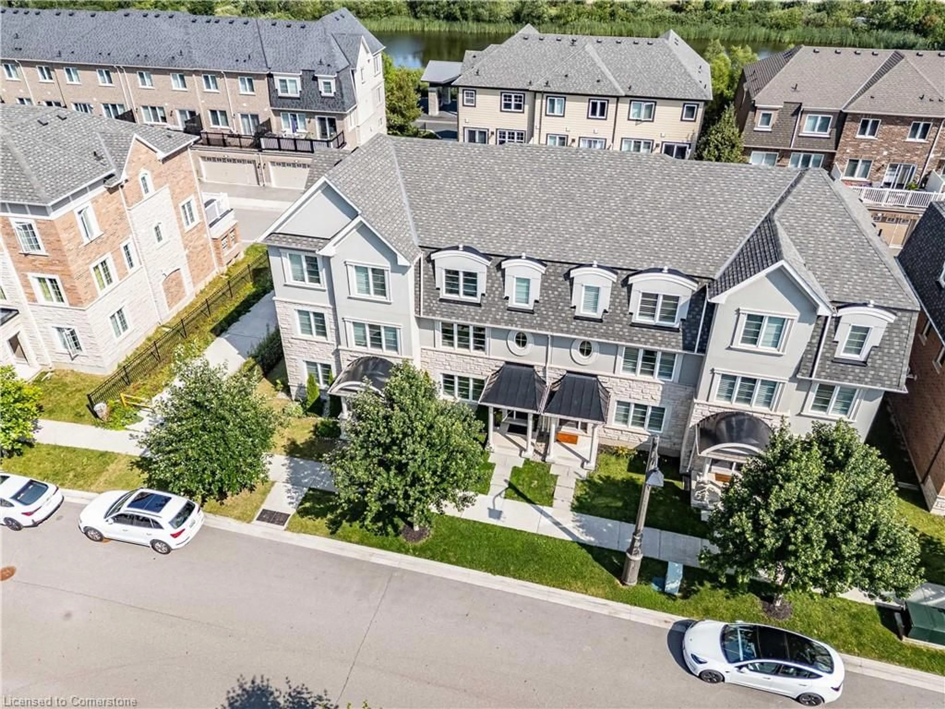 A pic from outside/outdoor area/front of a property/back of a property/a pic from drone, street for 352 Timberland Gate Gate, Oakville Ontario L6M 0Y9