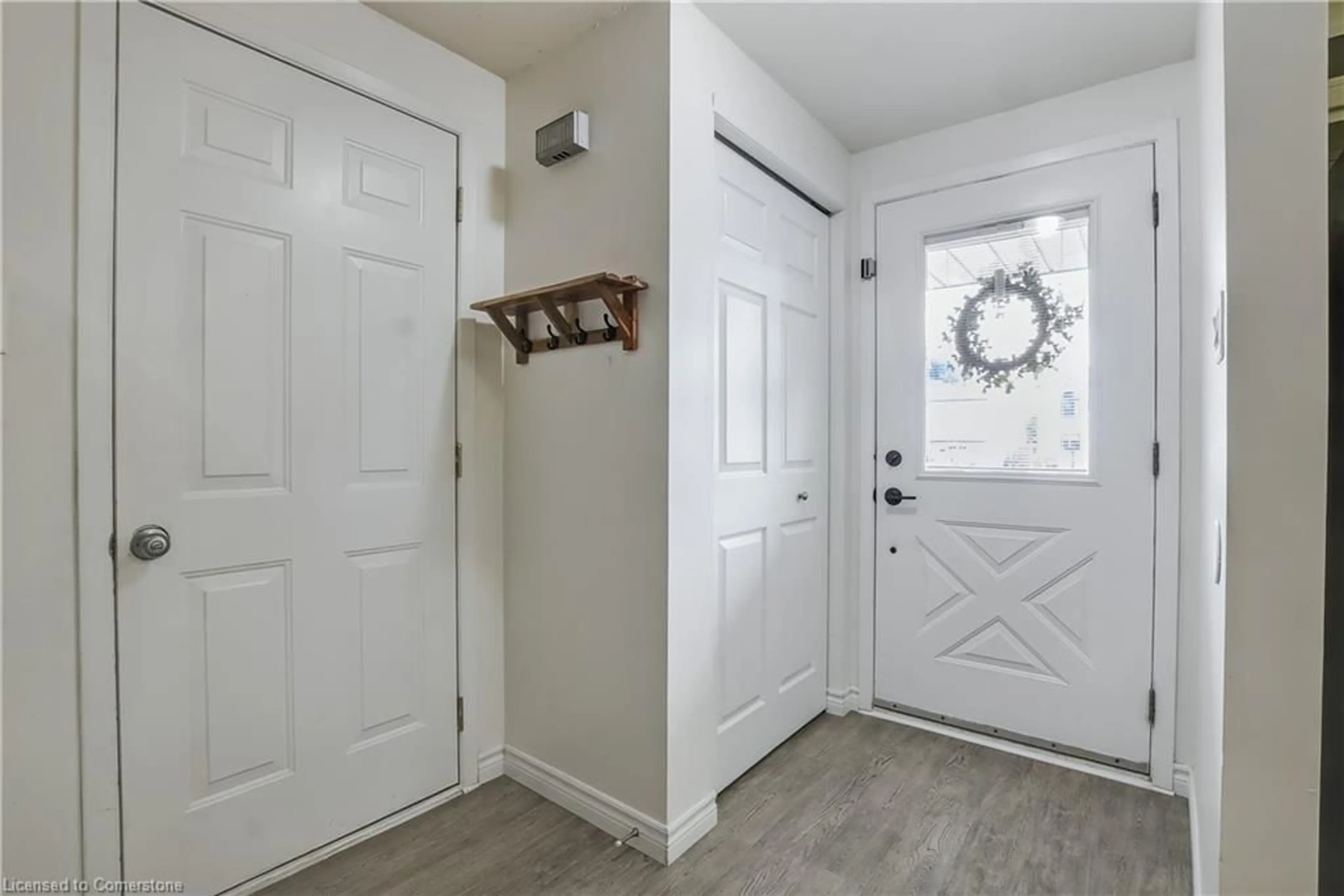 Indoor entryway for 103 Ironstone Dr, Cambridge Ontario N1P 1A4