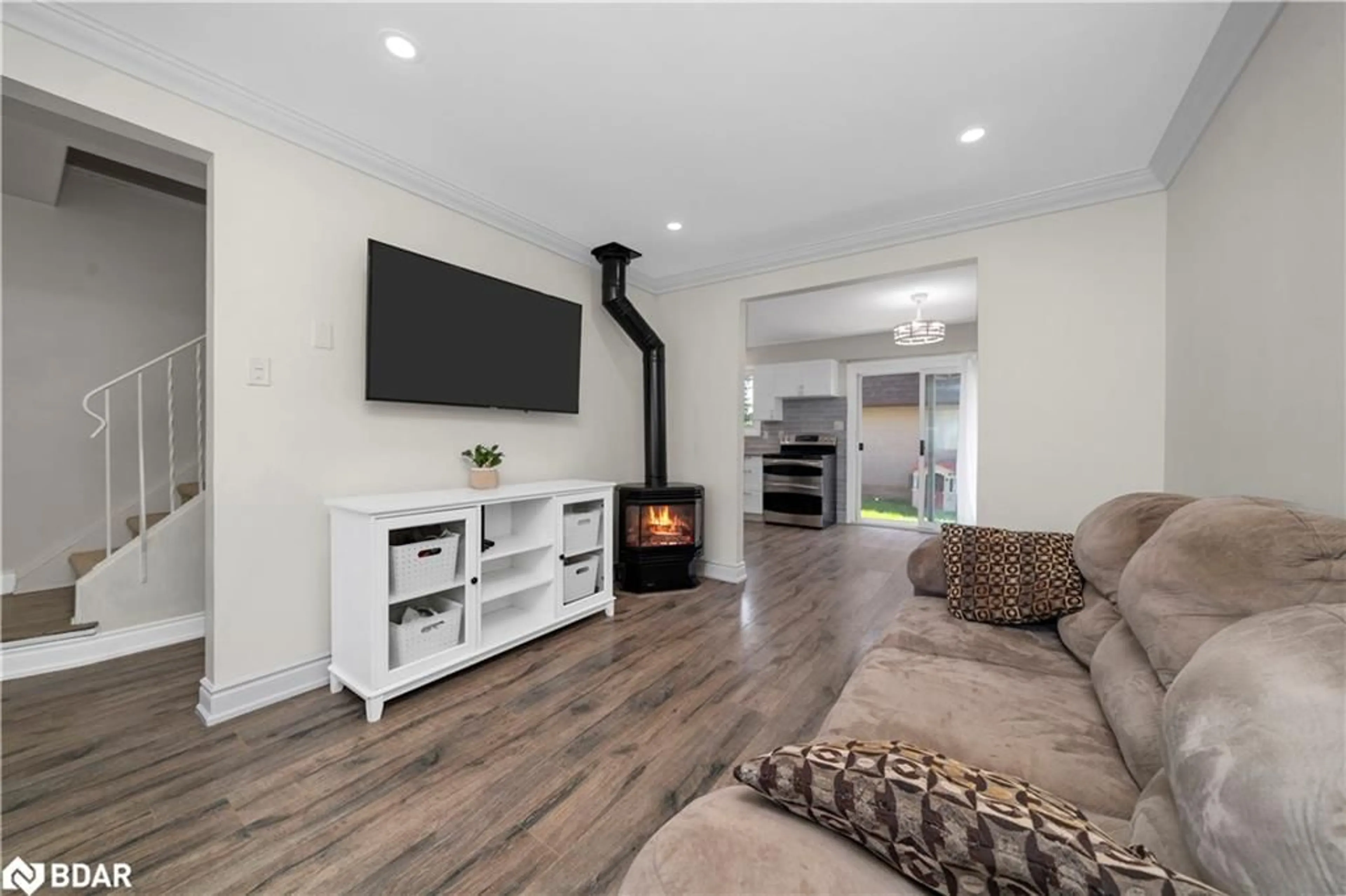 Living room with furniture, wood/laminate floor for 20 Mountainview Rd #25, Georgetown Ontario L7G 4K3