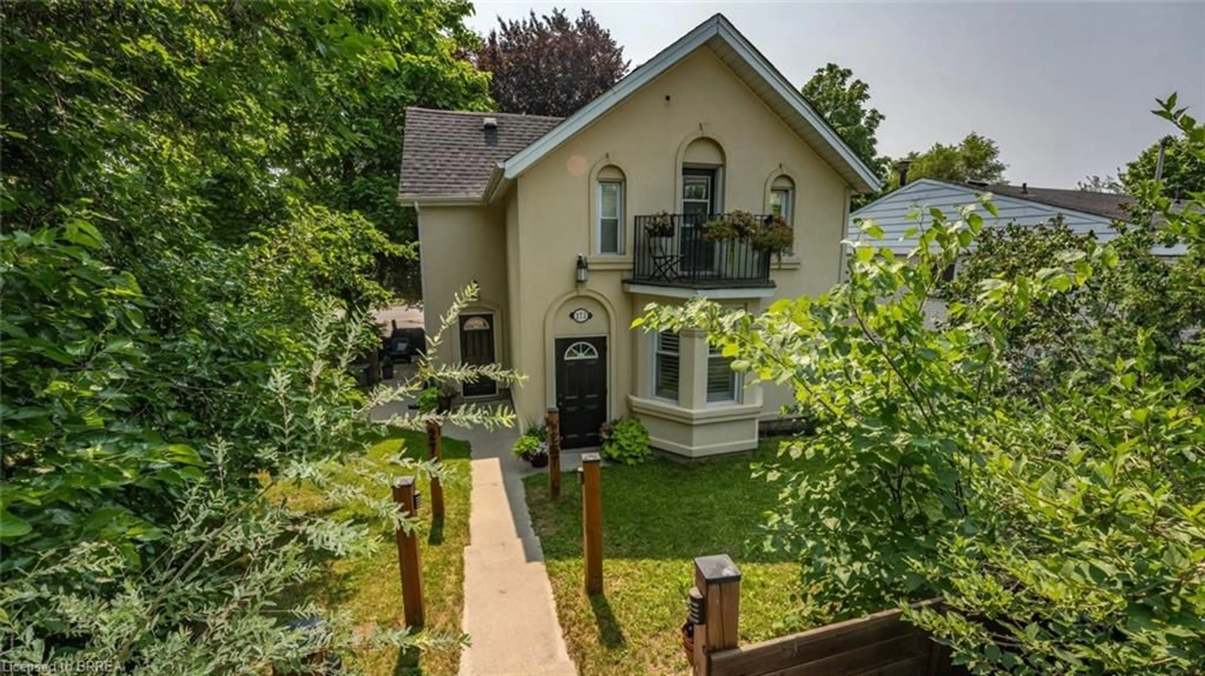 A pic from outside/outdoor area/front of a property/back of a property/a pic from drone, street for 273 West St, Brantford Ontario N3R 3V4
