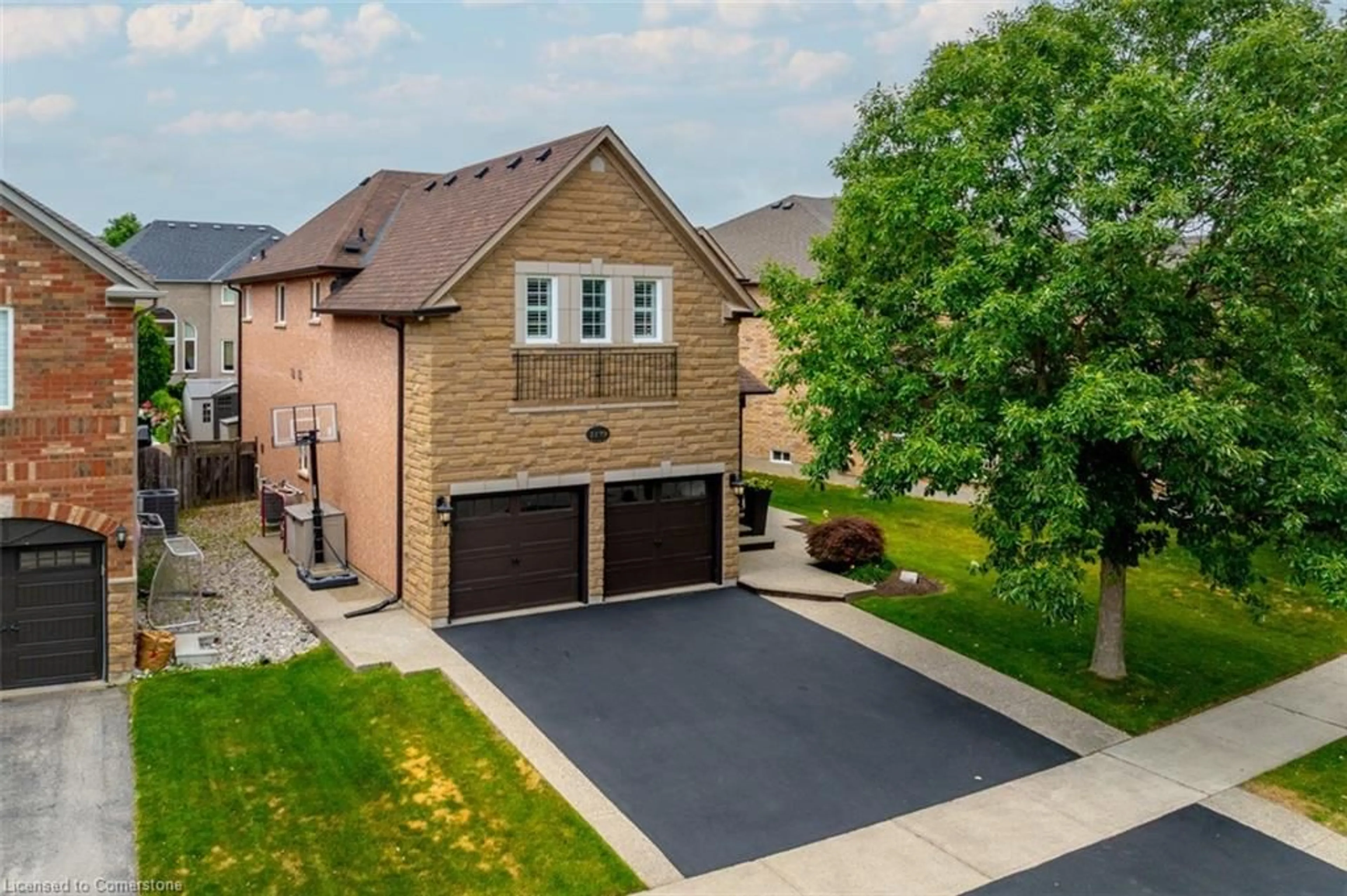 A pic from outside/outdoor area/front of a property/back of a property/a pic from drone, street for 2179 Glencairn Rd, Oakville Ontario L6M 4R9