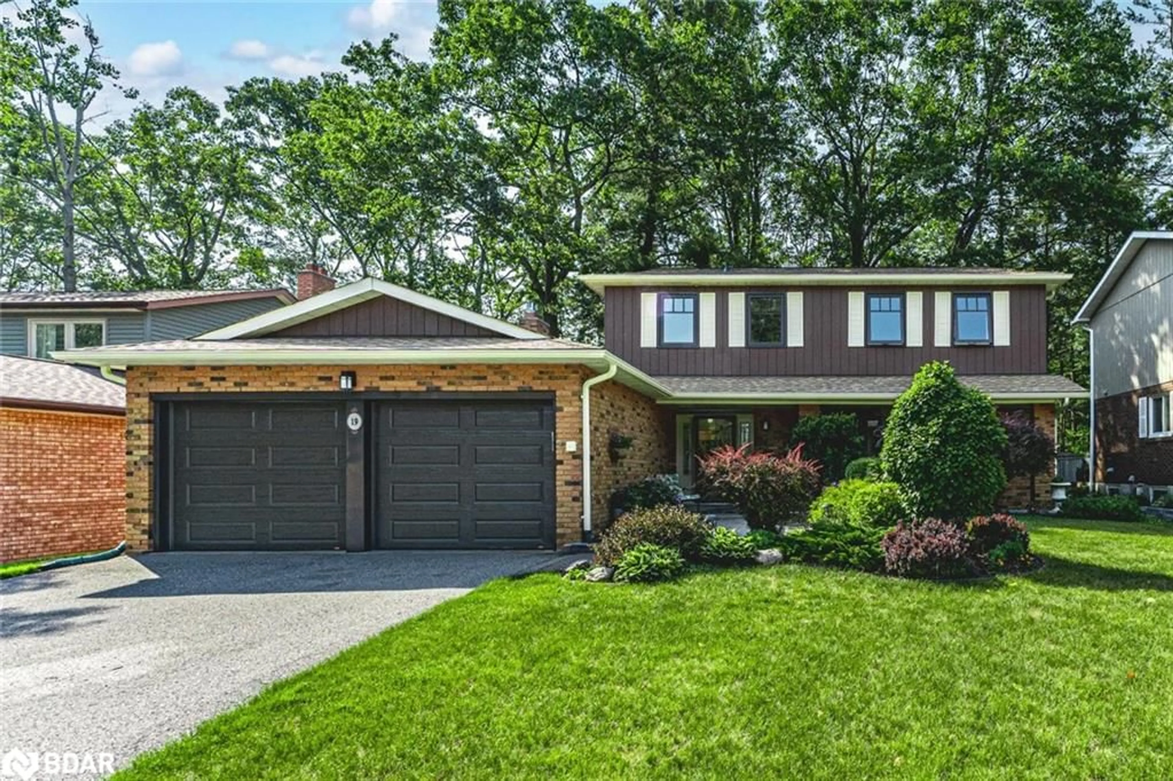 Home with brick exterior material, street for 19 Oakridge Dr, Barrie Ontario L4N 5N6