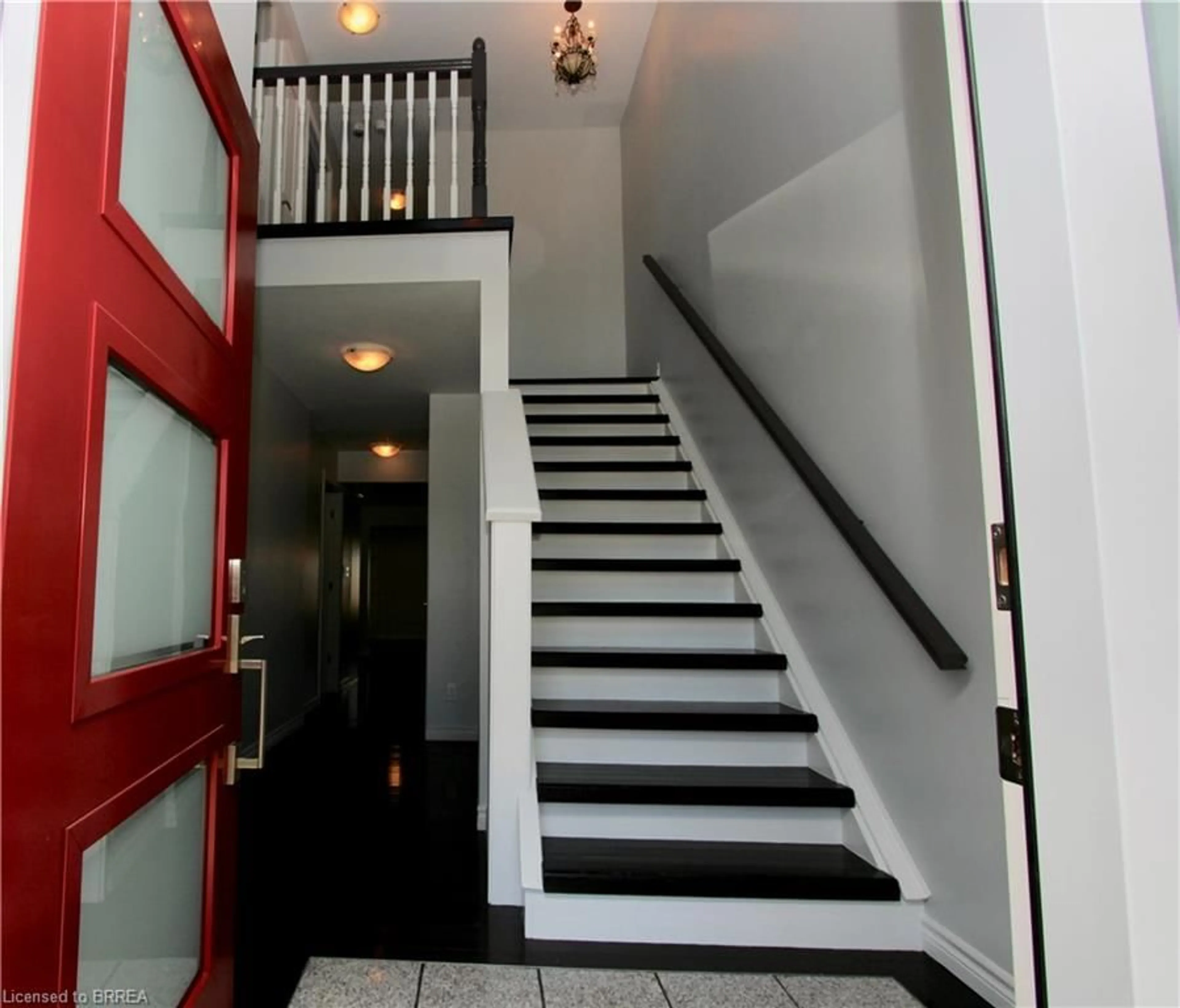 Indoor foyer for 47 Richardson St, Brantford Ontario N3T 1H7