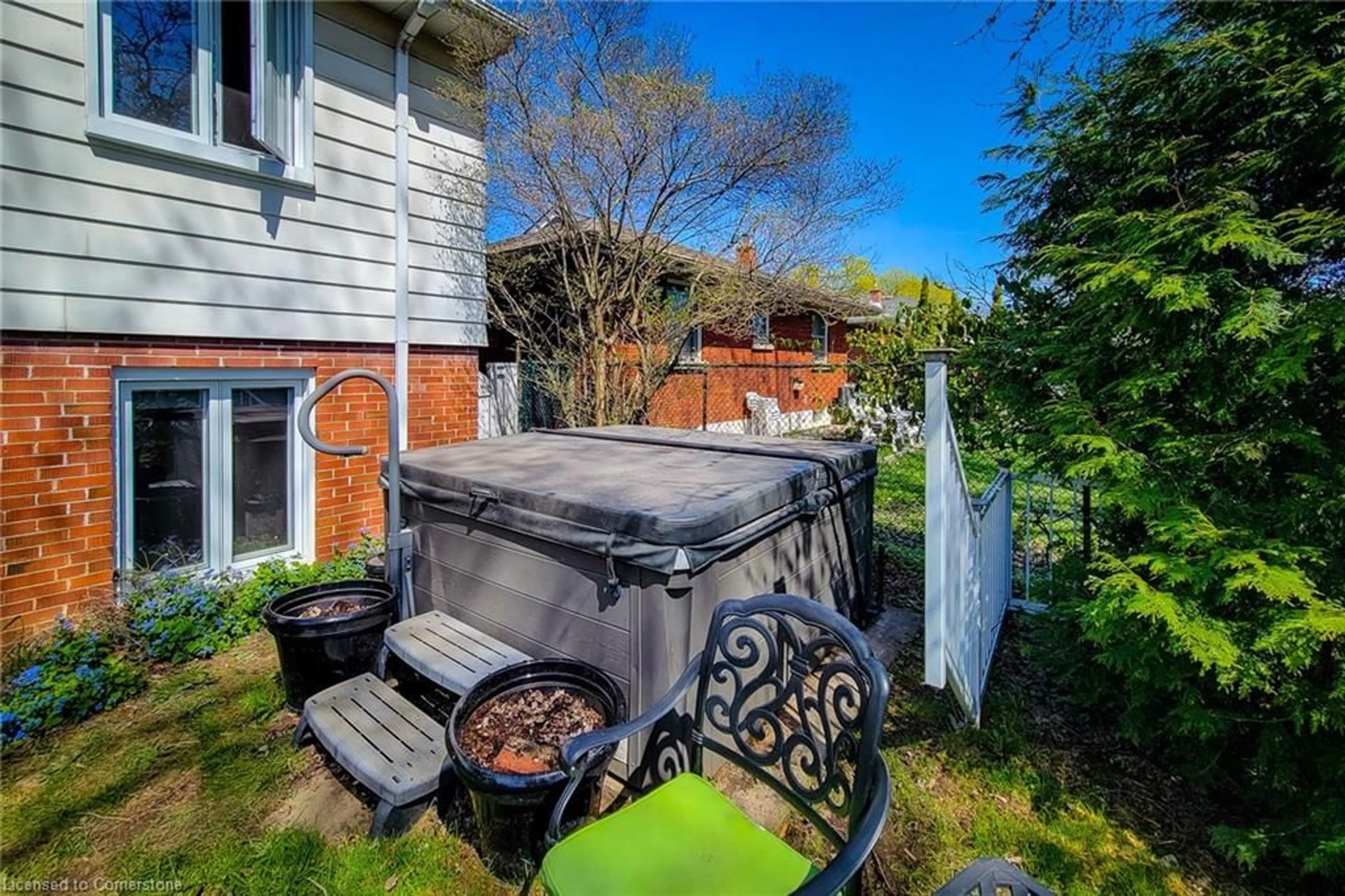 Patio, street for 980 Brucedale Ave, Hamilton Ontario L8T 1M4