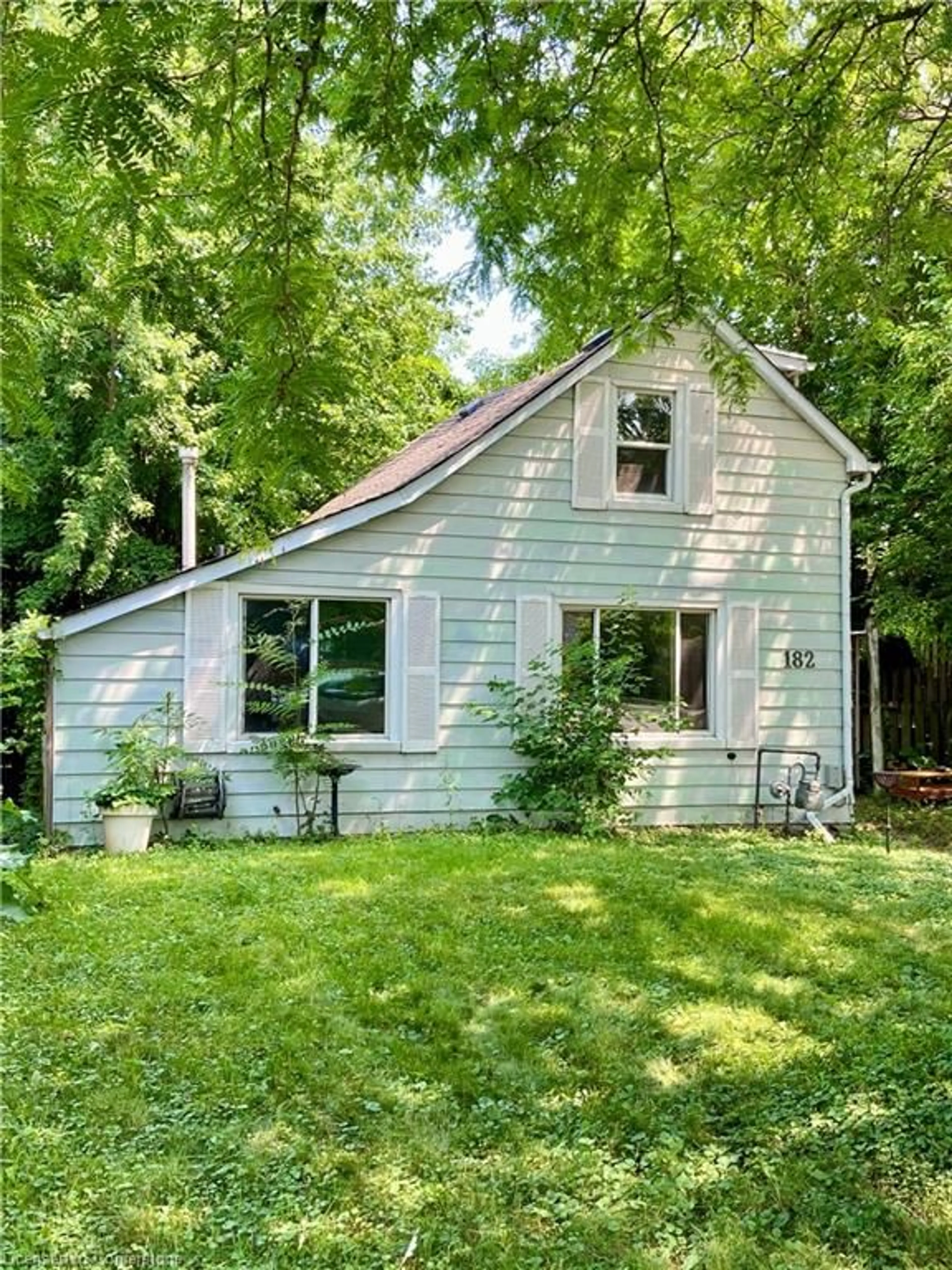 Home with vinyl exterior material, street for 182 Canada St, Hamilton Ontario L8P 1P6