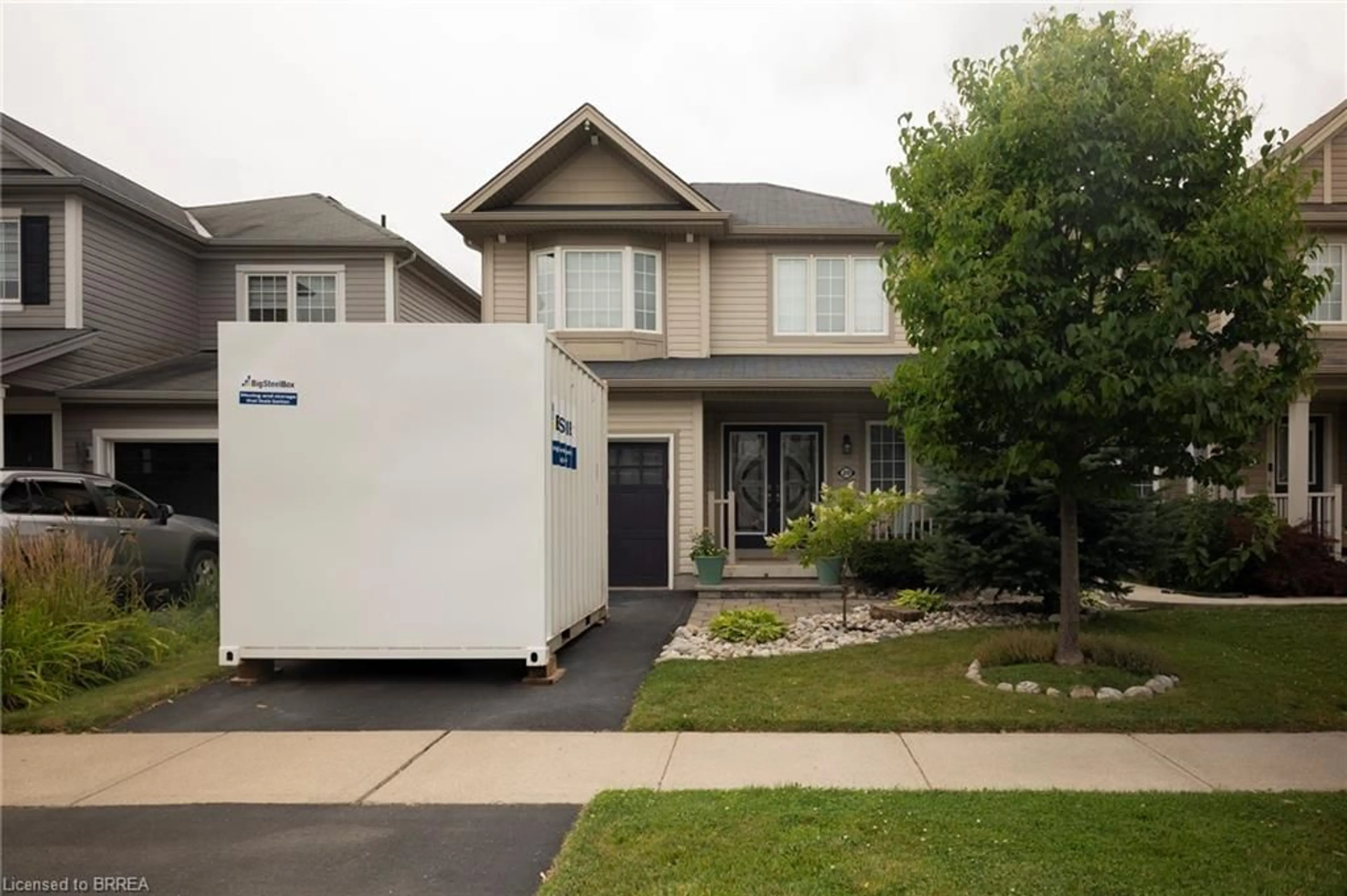 Home with vinyl exterior material, street for 20 Merritt Lane, Brantford Ontario N3T 0E8