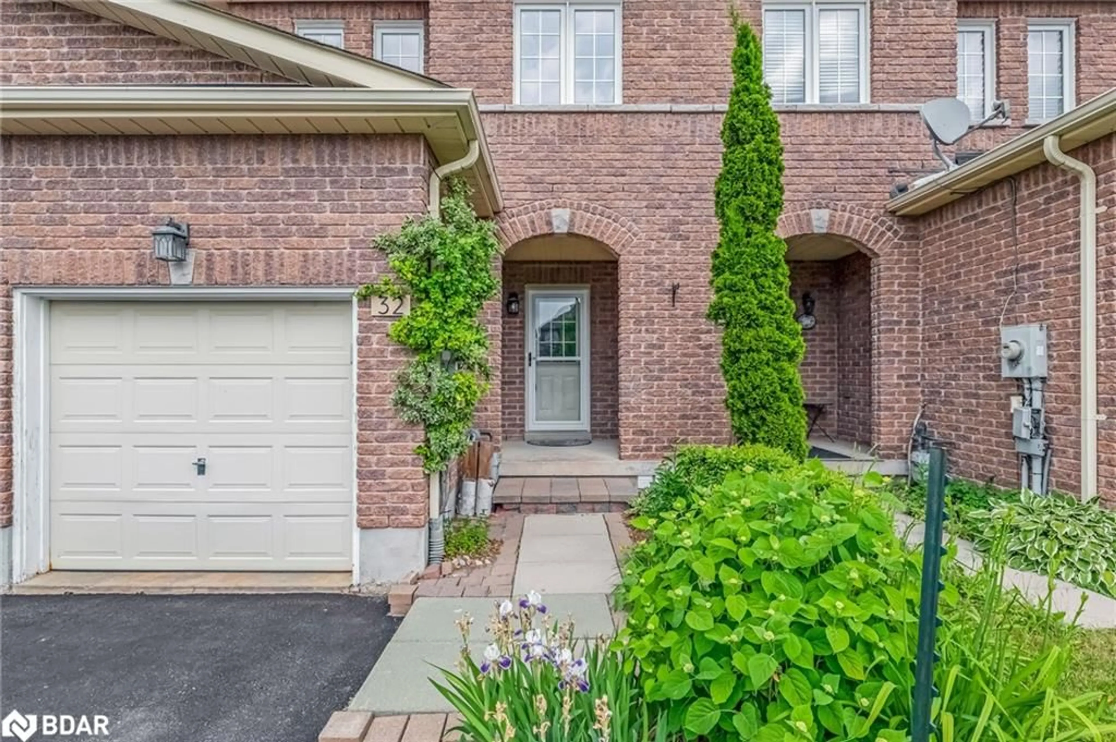 Home with brick exterior material, street for 32 Arch Brown Crt, Barrie Ontario L4M 0C6
