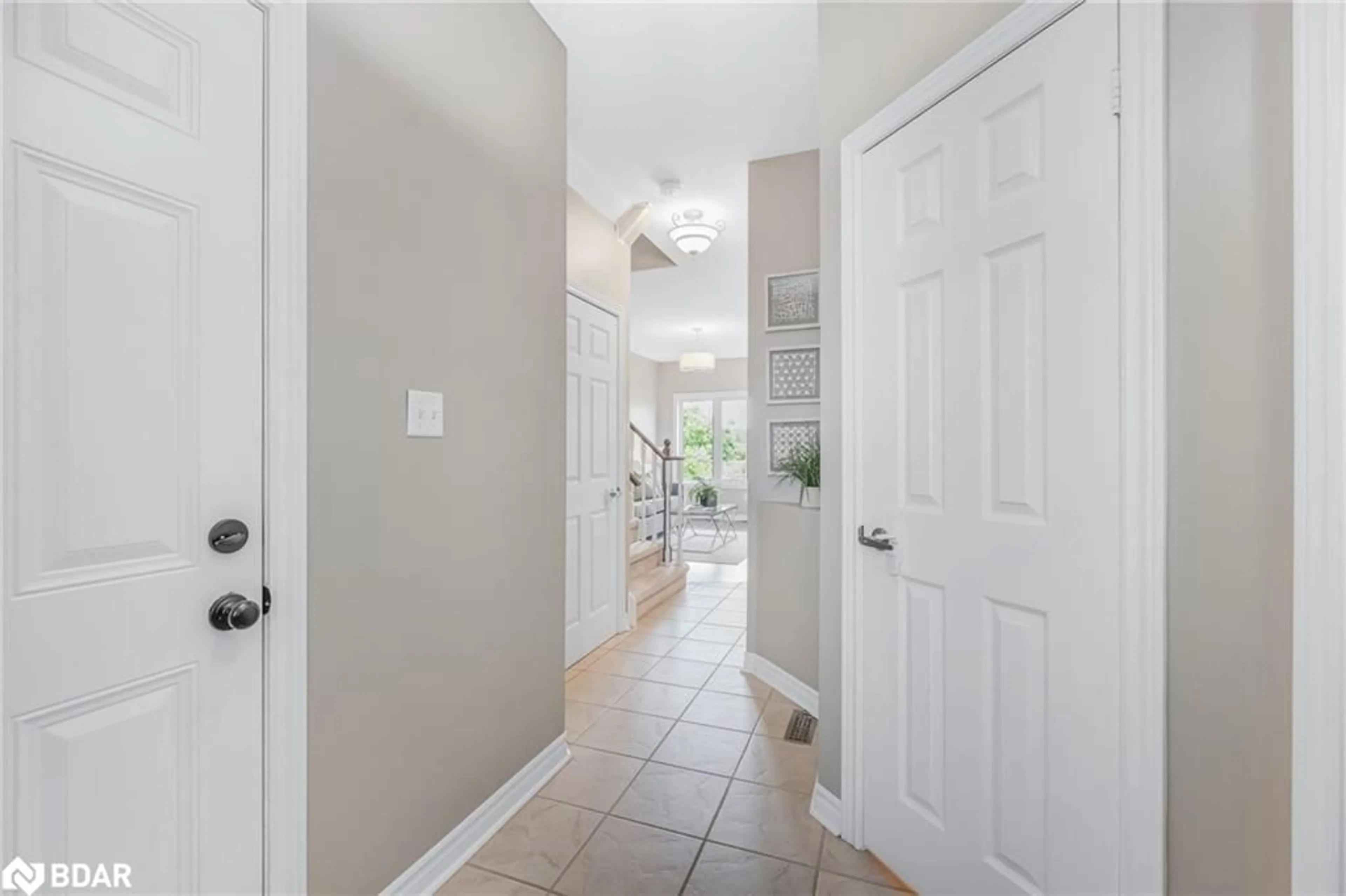 Indoor entryway for 32 Arch Brown Crt, Barrie Ontario L4M 0C6