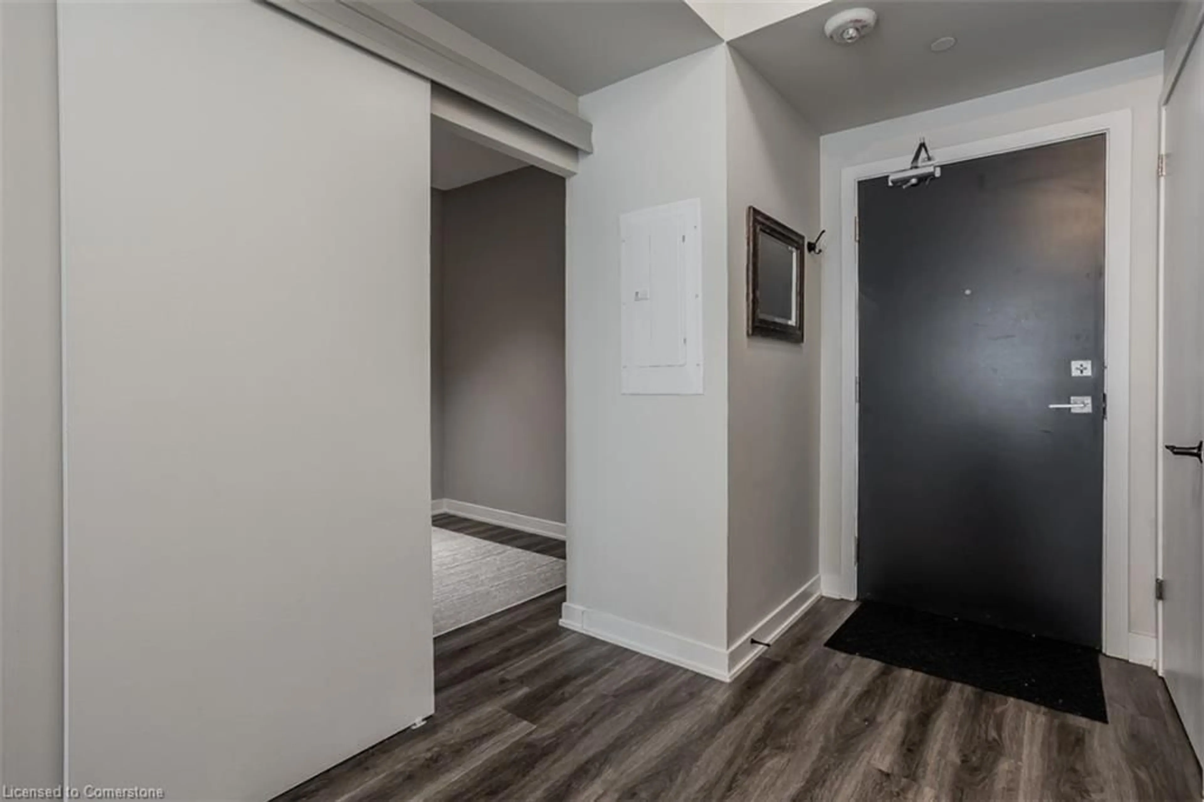 Indoor entryway for 5220 Dundas St #D312, Burlington Ontario L7L 0J4