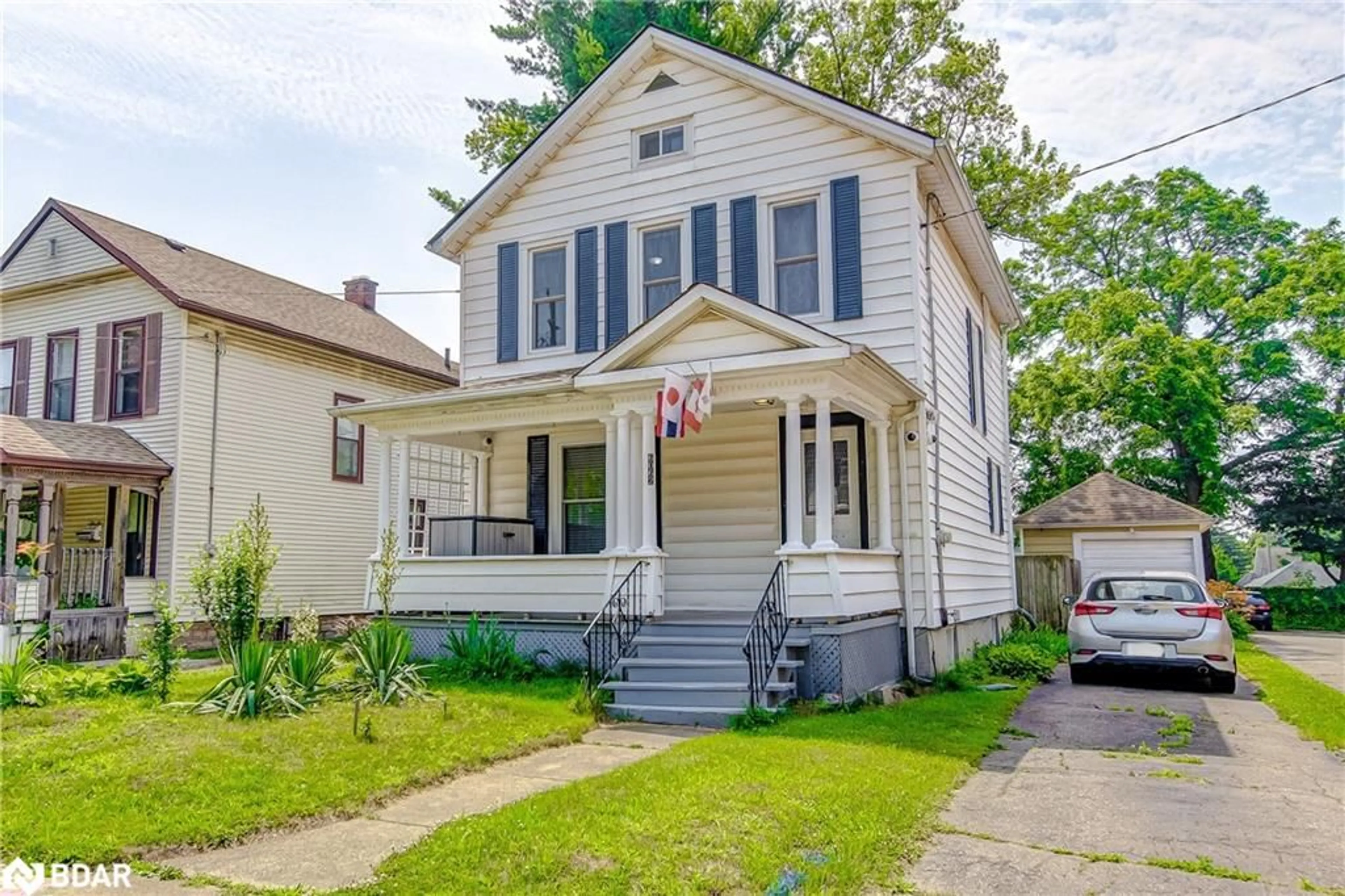 Home with vinyl exterior material, street for 6062 Barker St, Niagara Falls Ontario L2G 1Y4