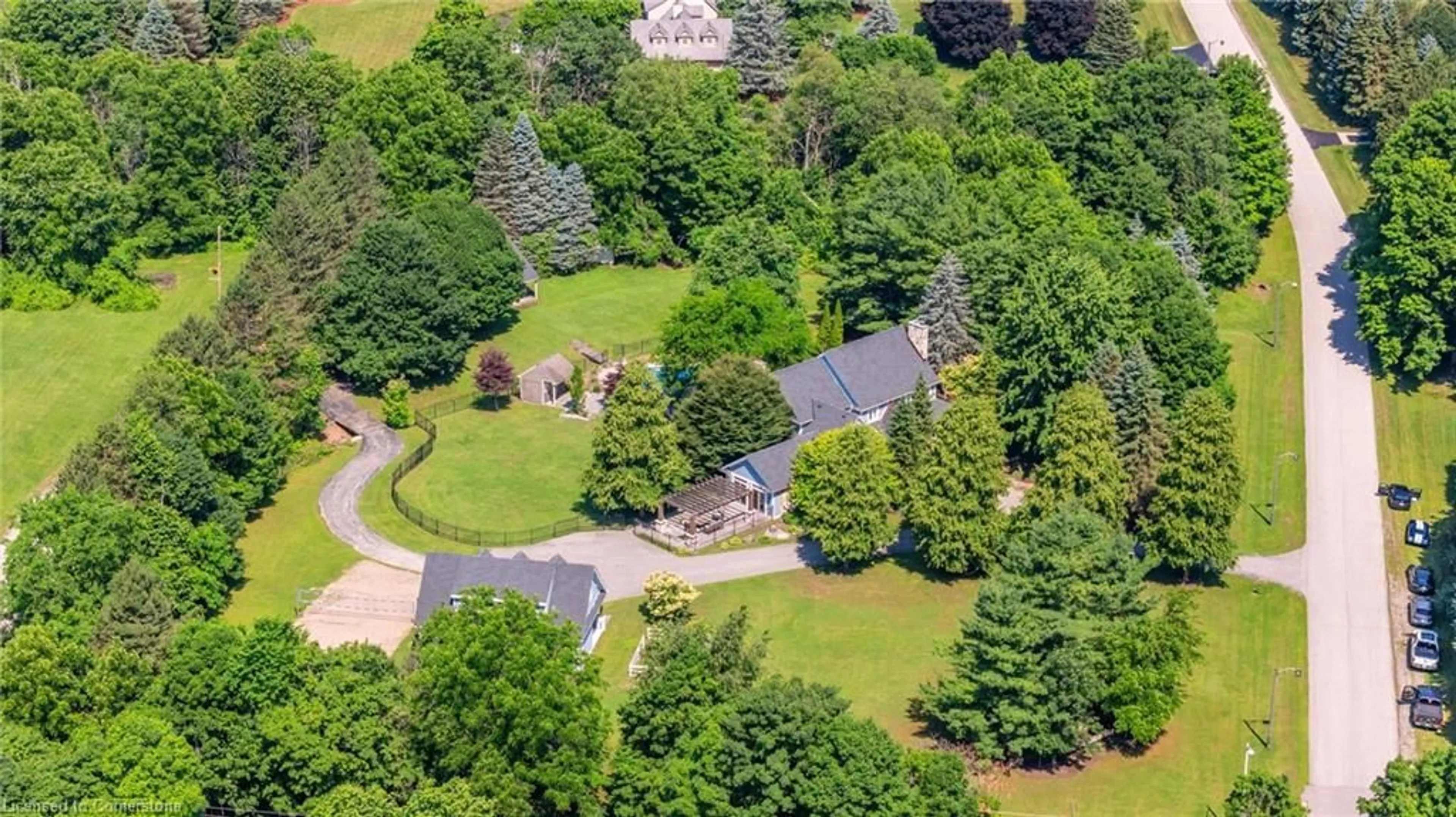 A pic from outside/outdoor area/front of a property/back of a property/a pic from drone, unknown for 6618 Carriage Trail, Burlington Ontario L7P 0J6