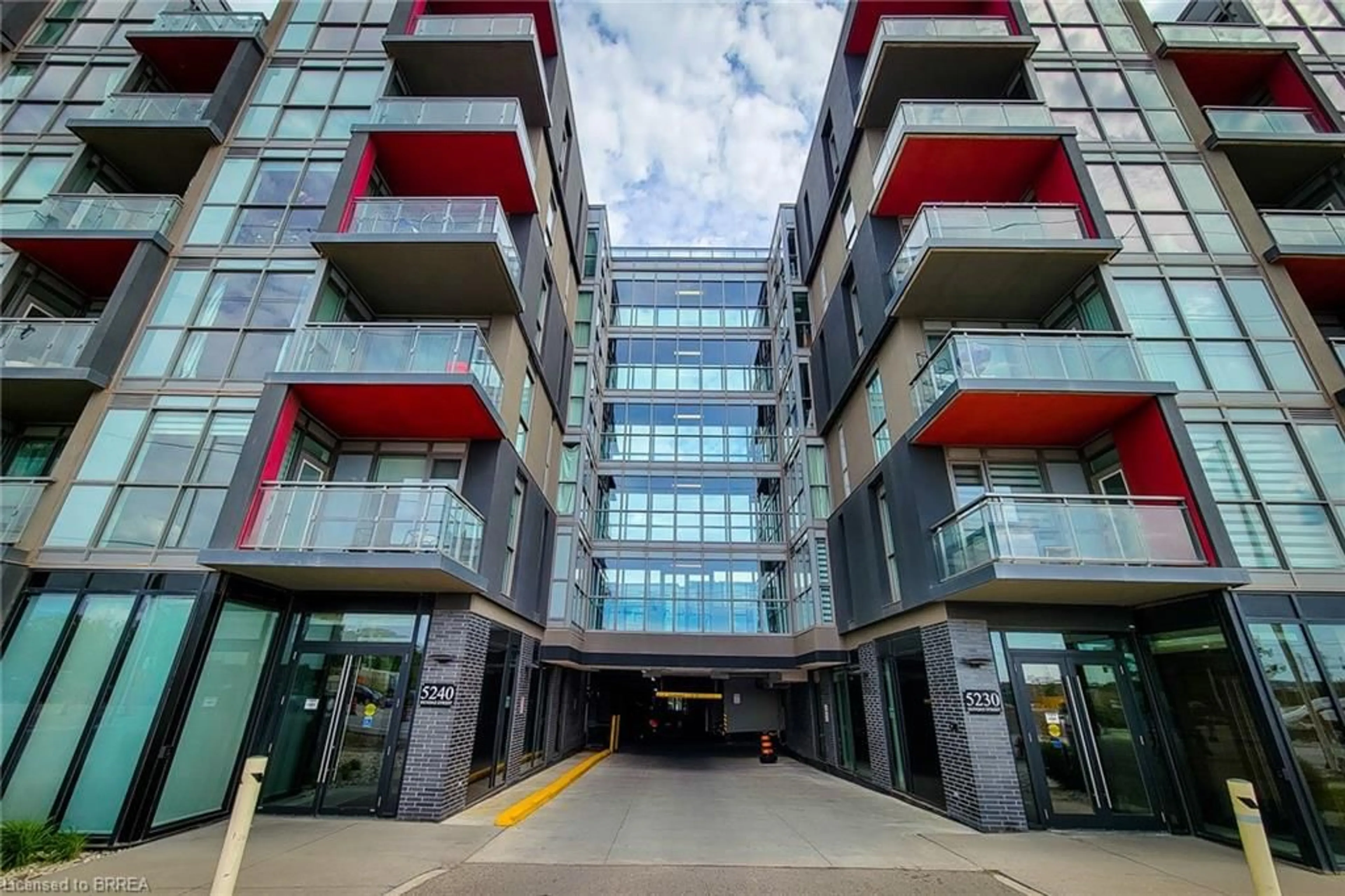 Indoor foyer for 5240 Dundas St #B215, Burlington Ontario L7L 0J6
