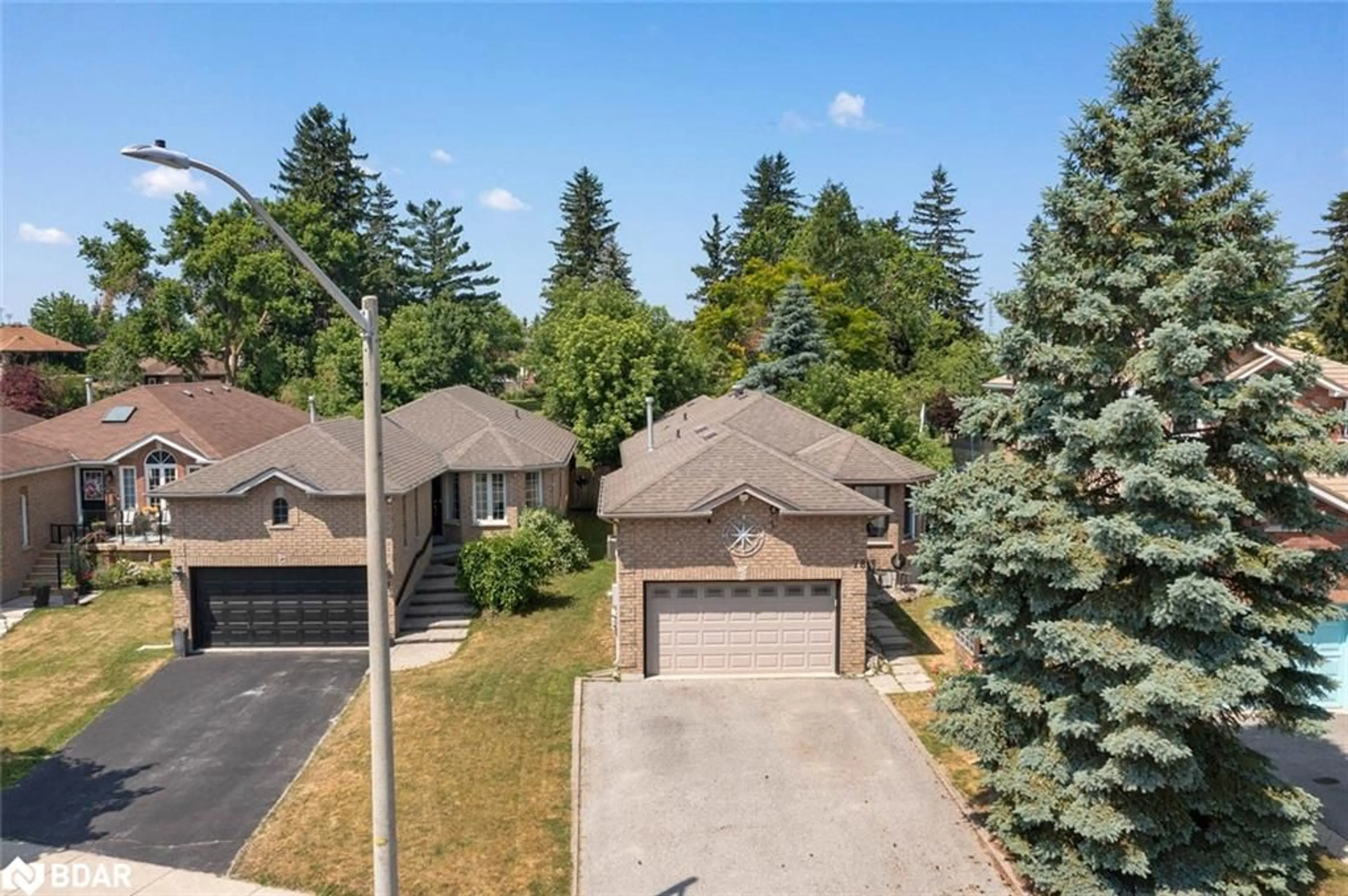 A pic from outside/outdoor area/front of a property/back of a property/a pic from drone, street for 78 Ward Dr, Barrie Ontario L4N 8A2