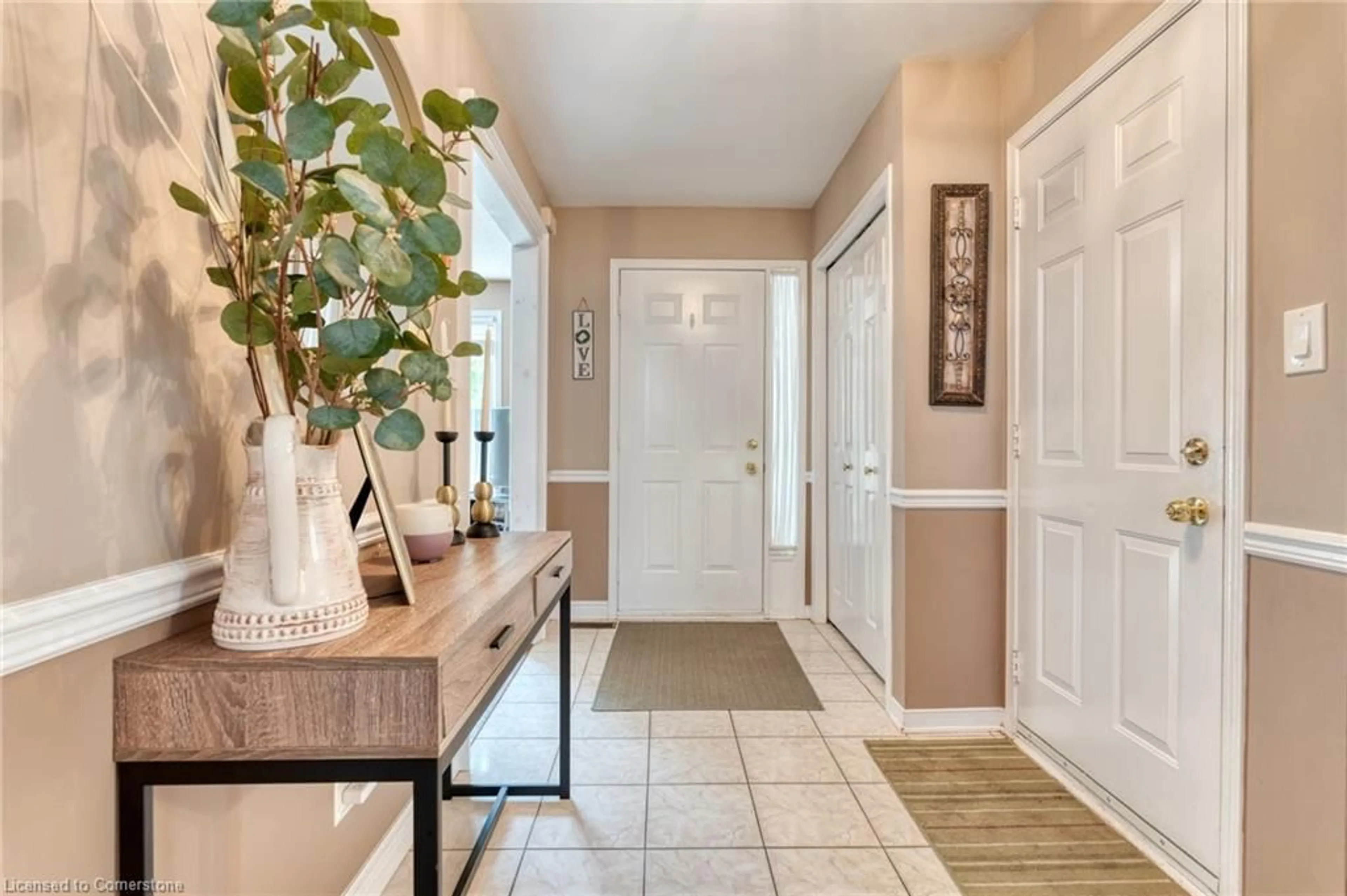 Indoor entryway for 13 Loneoak Cres, Stoney Creek Ontario L8J 2P4