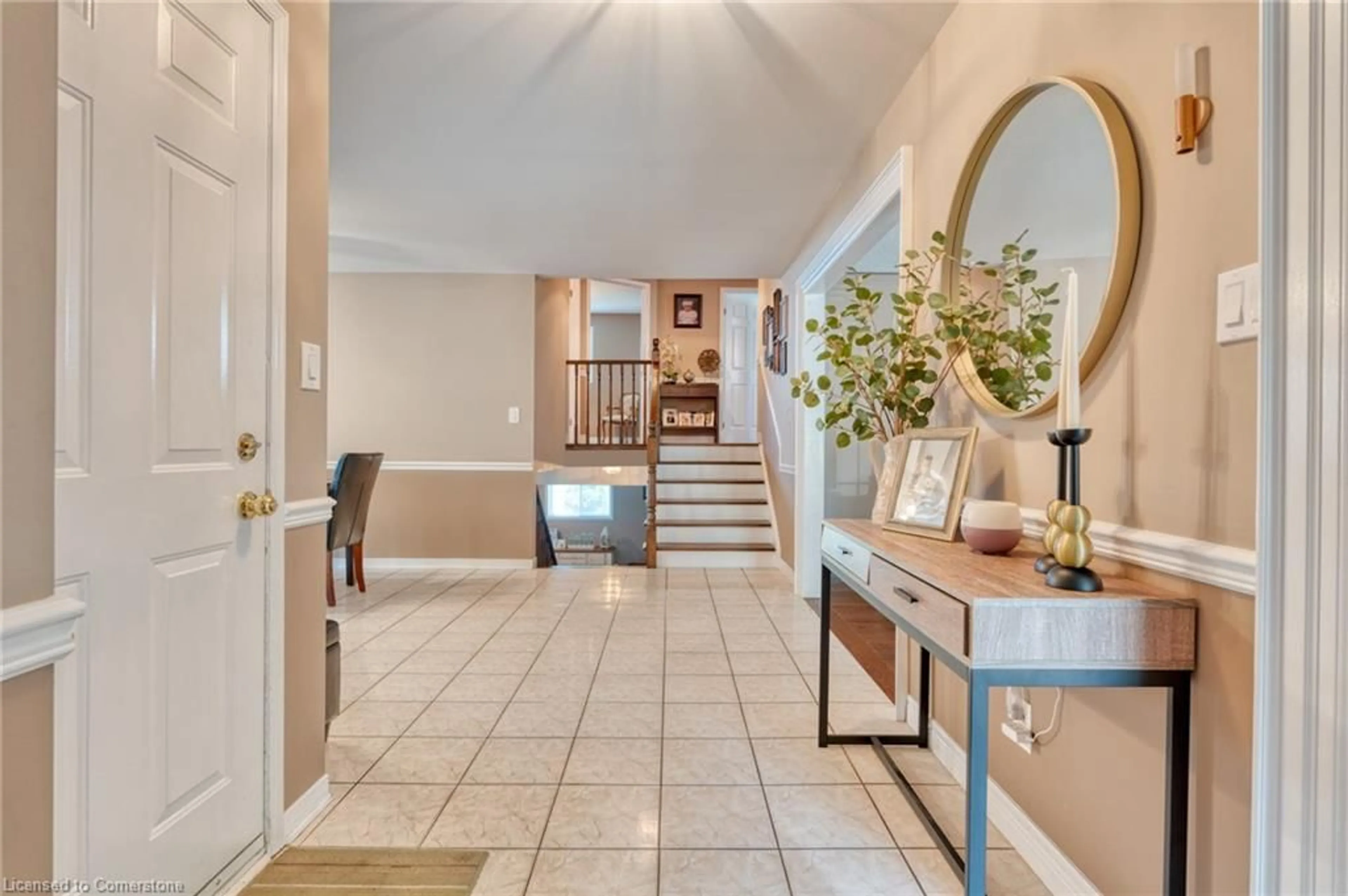 Indoor entryway for 13 Loneoak Cres, Stoney Creek Ontario L8J 2P4