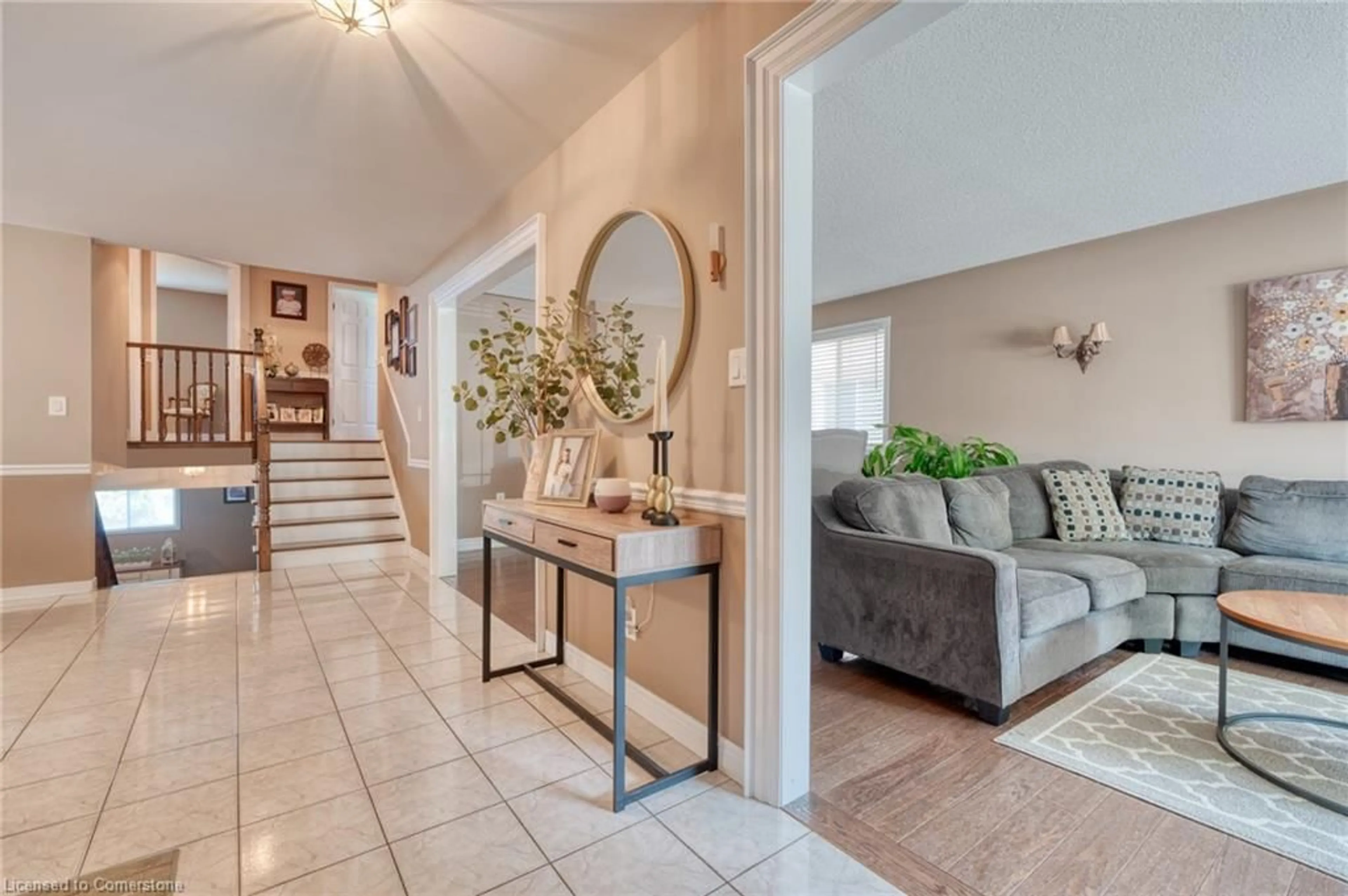 Indoor entryway for 13 Loneoak Cres, Stoney Creek Ontario L8J 2P4