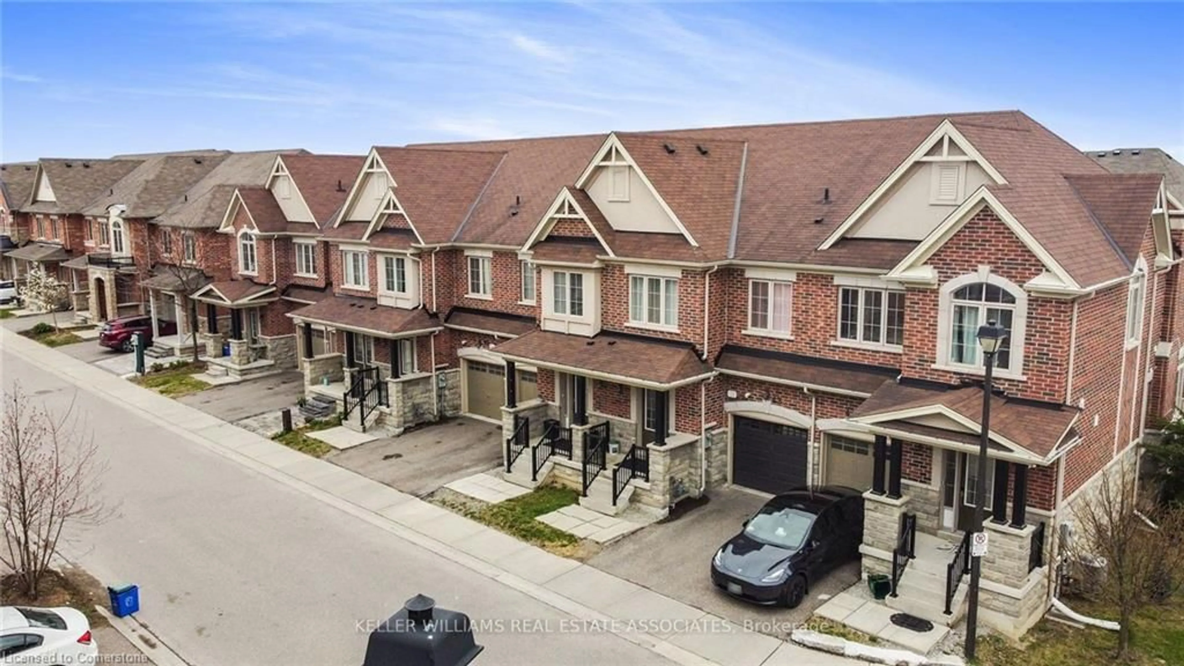 A pic from outside/outdoor area/front of a property/back of a property/a pic from drone, street for 41 Mazarine Lane, Richmond Hill Ontario L4S 0G2