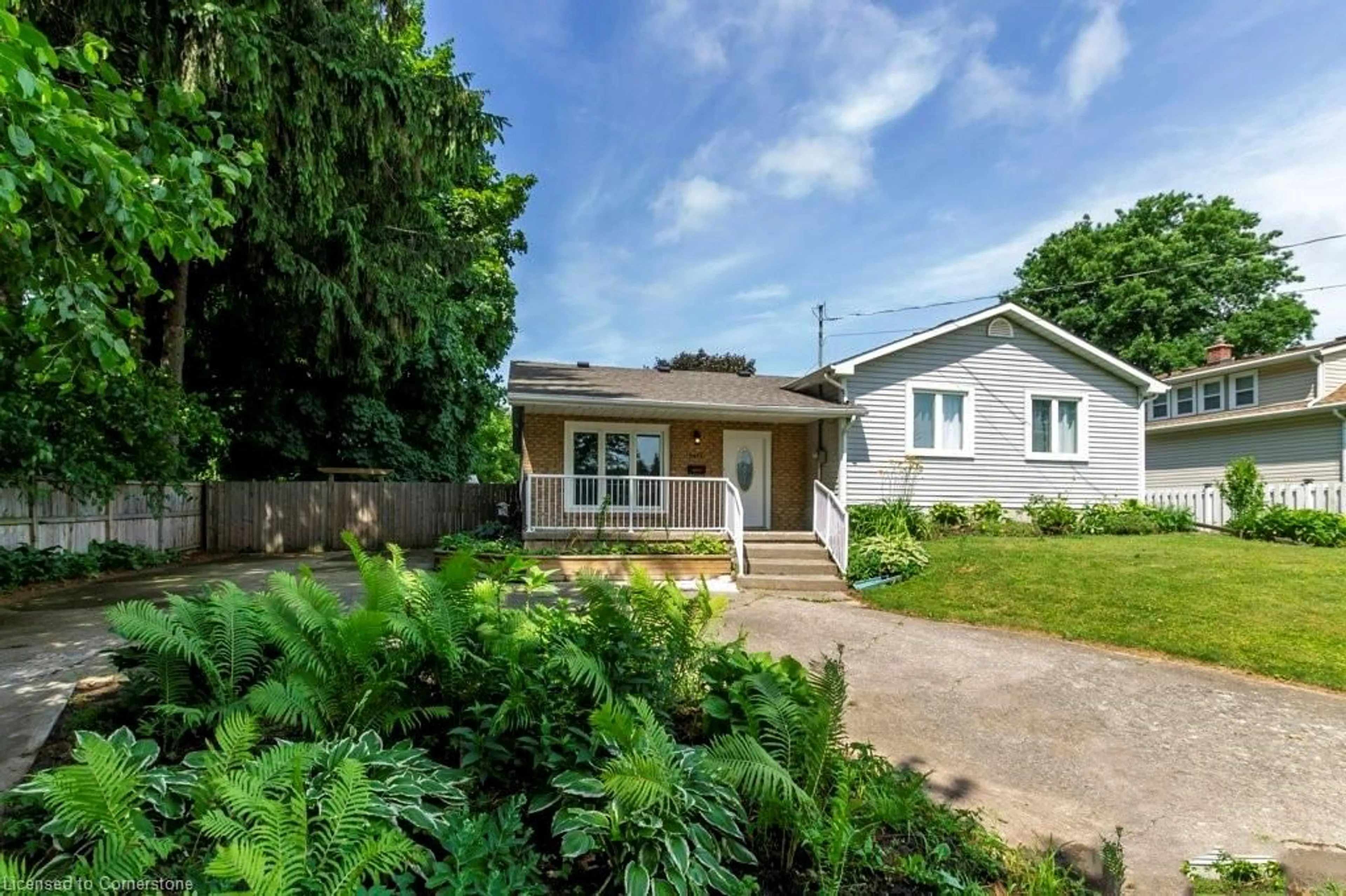 A pic from outside/outdoor area/front of a property/back of a property/a pic from drone, street for 6413 Franklin Ave, Niagara Falls Ontario L2G 4Z6