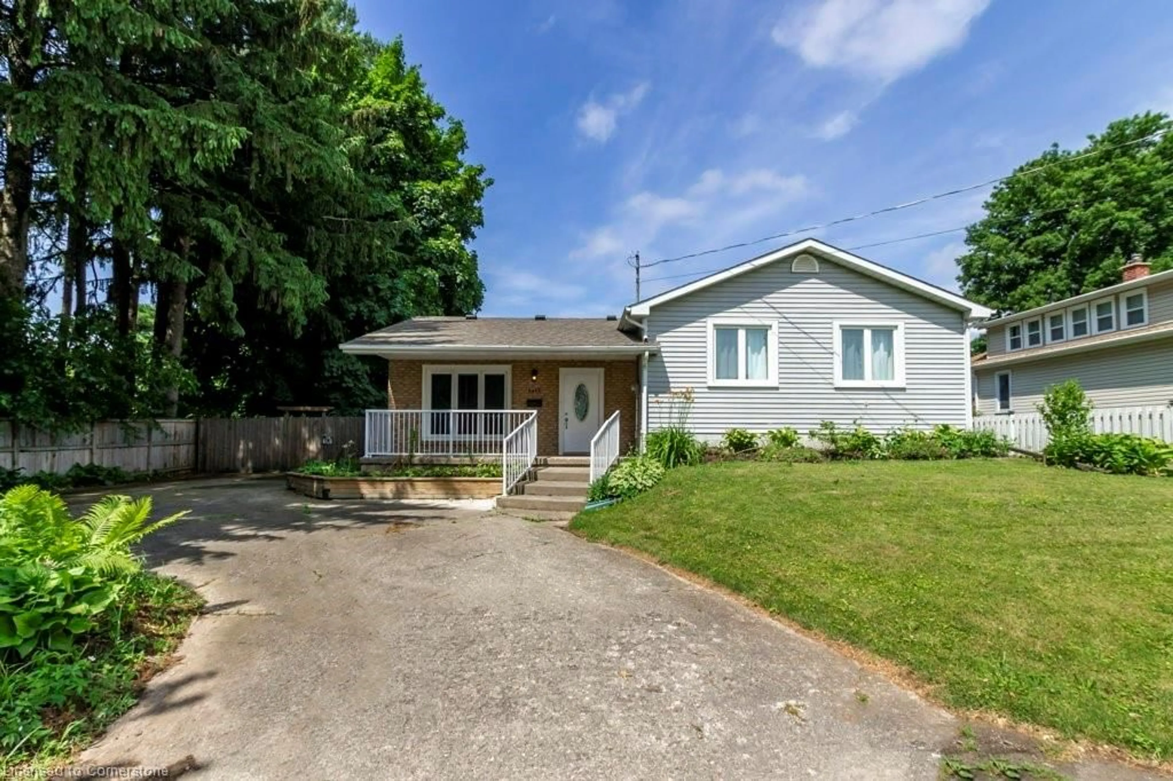 A pic from outside/outdoor area/front of a property/back of a property/a pic from drone, street for 6413 Franklin Ave, Niagara Falls Ontario L2G 4Z6