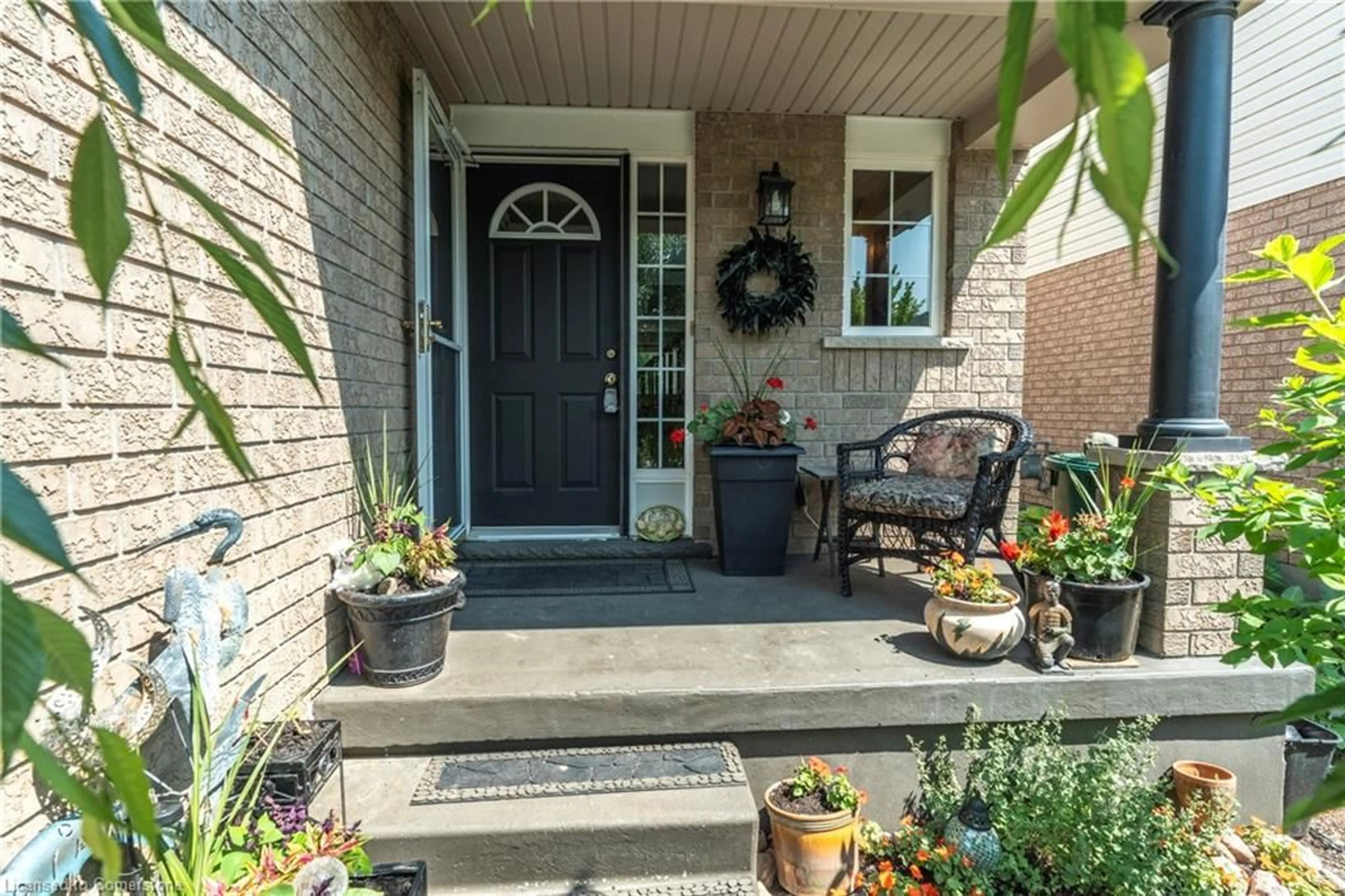 Indoor entryway for 584 Commonwealth Cres, Kitchener Ontario N2E 4K1