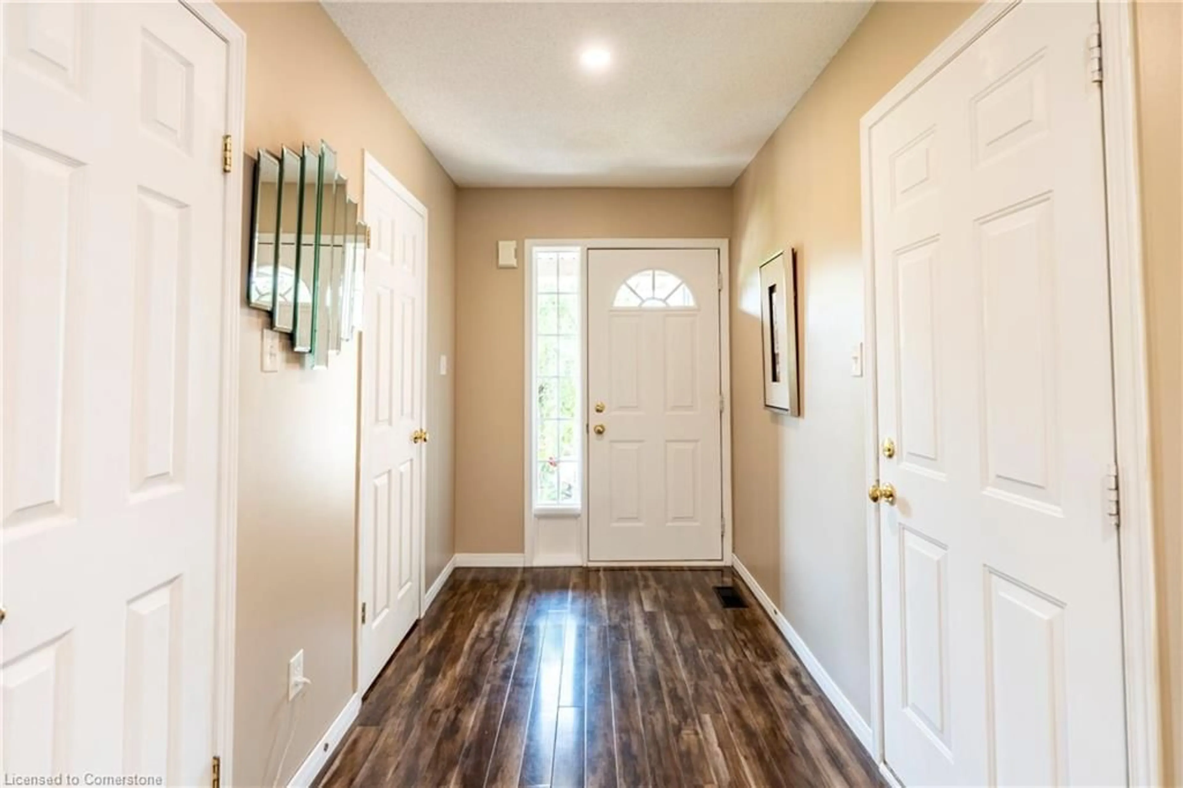 Indoor entryway for 584 Commonwealth Cres, Kitchener Ontario N2E 4K1