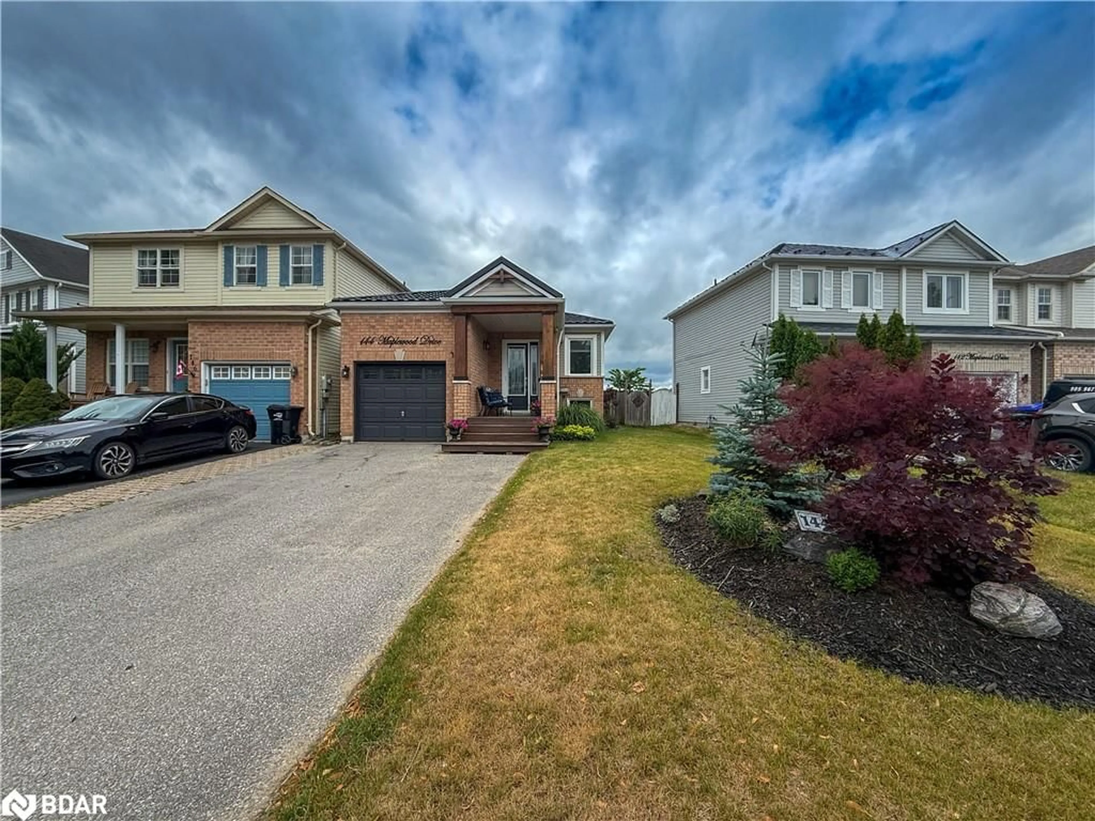 A pic from outside/outdoor area/front of a property/back of a property/a pic from drone, street for 144 Maplewood Dr, Angus Ontario L0M 1B4