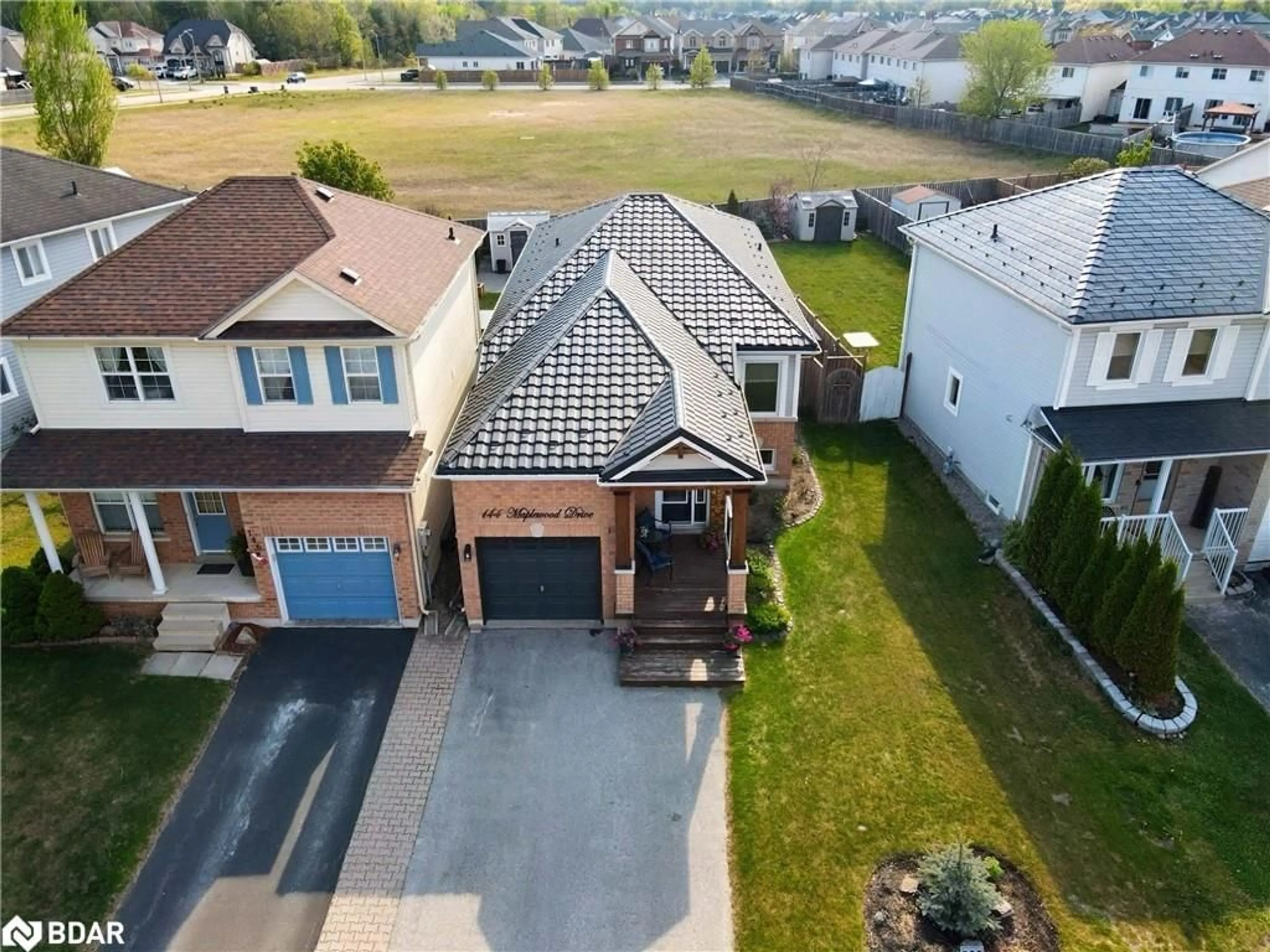 A pic from outside/outdoor area/front of a property/back of a property/a pic from drone, street for 144 Maplewood Dr, Angus Ontario L0M 1B4