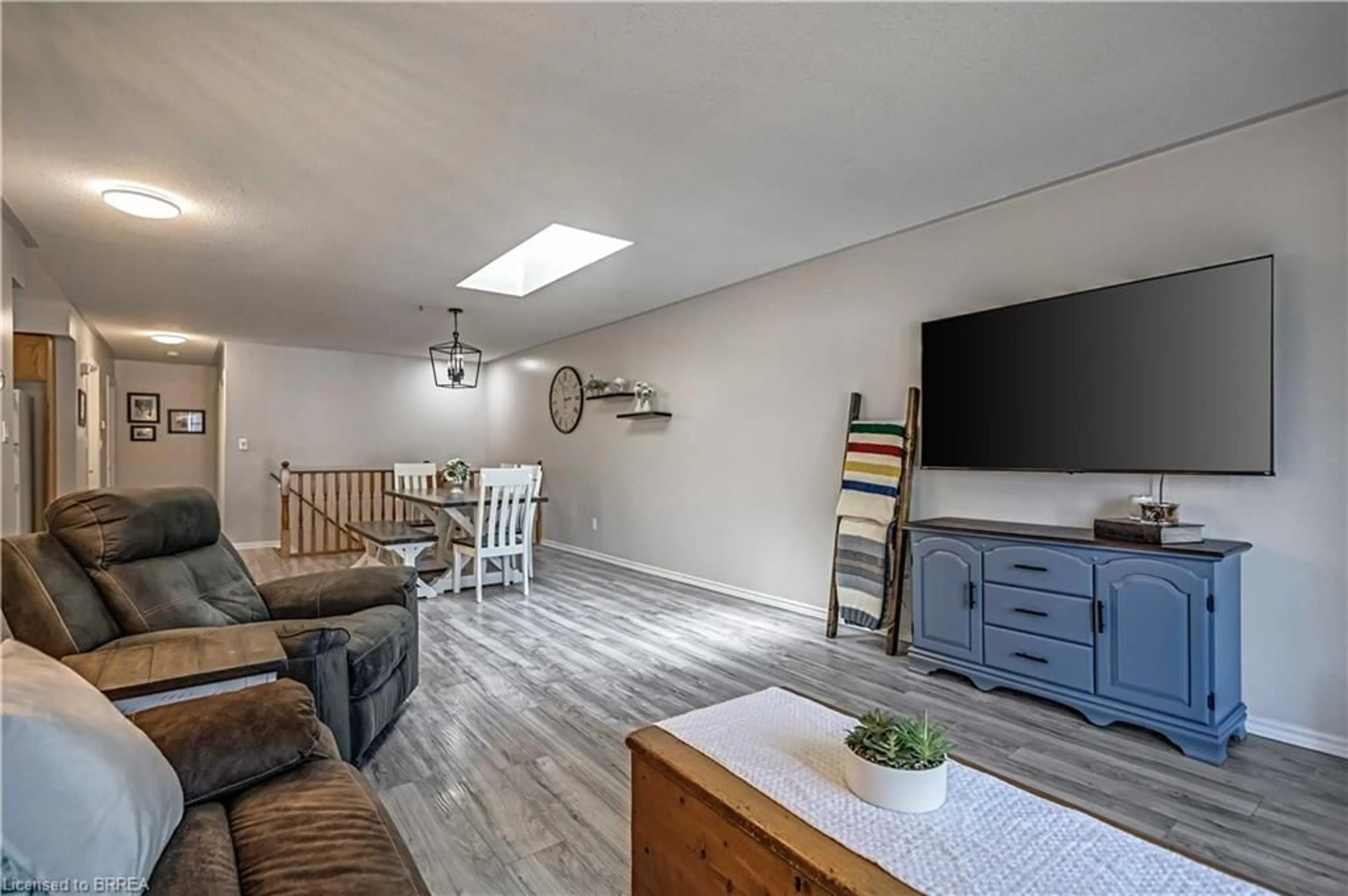 Living room with furniture, wood/laminate floor for 175 Victoria St #39, Simcoe Ontario N3Y 5L8