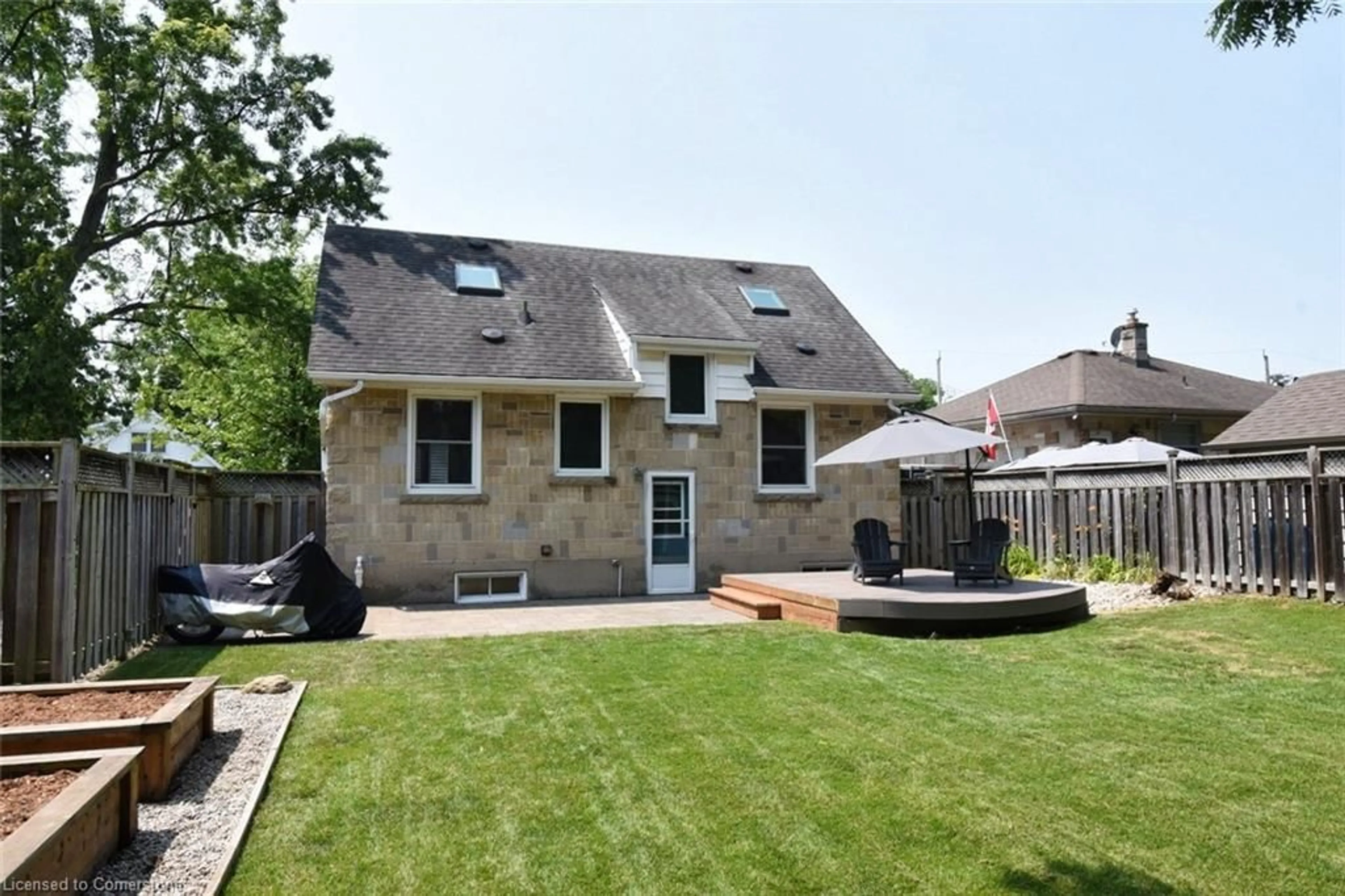 Patio, street for 33 Wilmar Crt, Dundas Ontario L9H 1H1