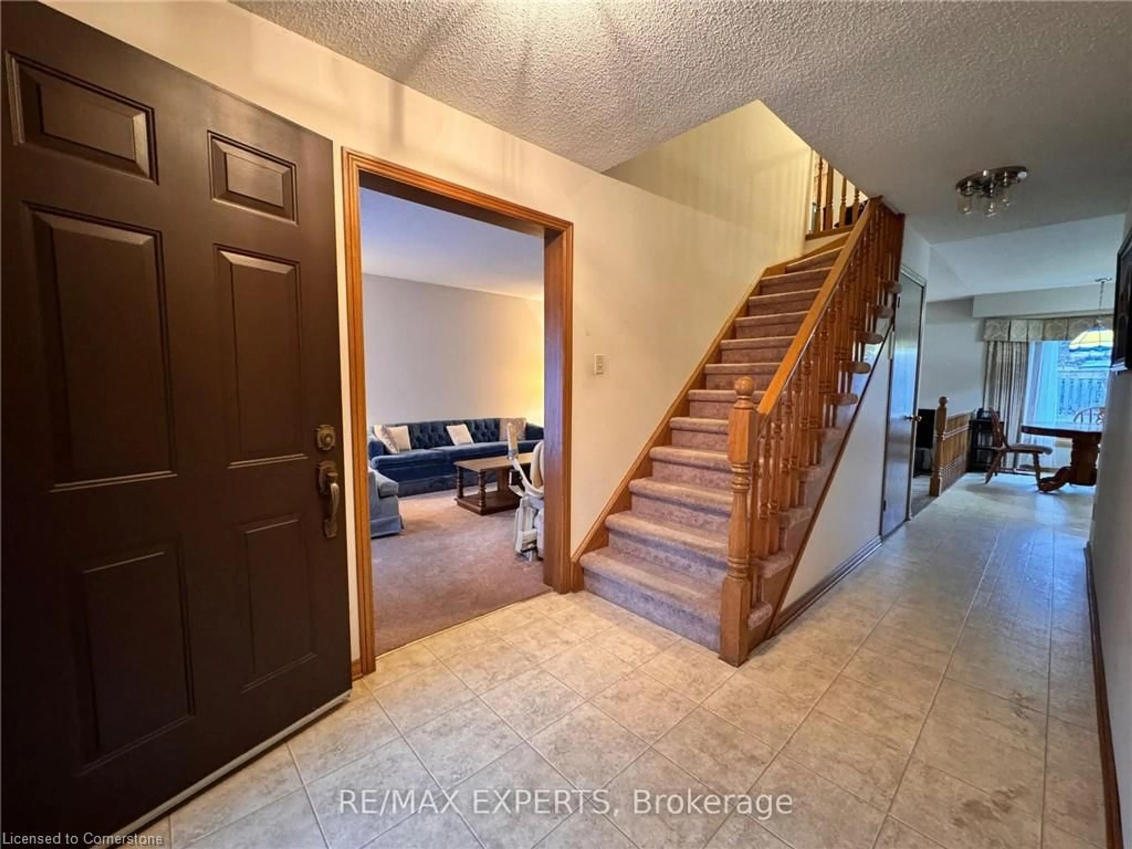 Indoor foyer for 75 Wendy Cres, London Ontario N5X 3J7