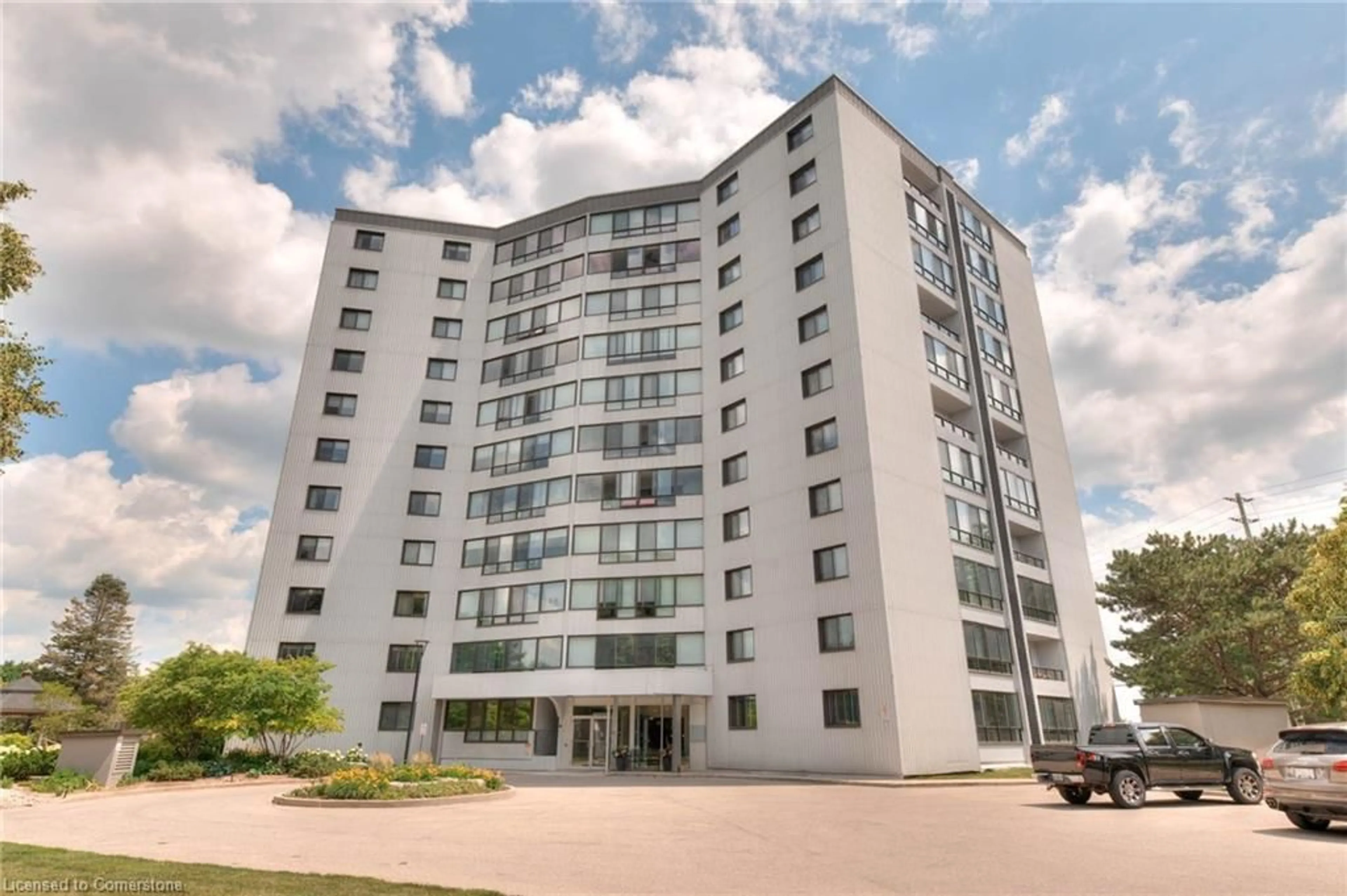 Indoor foyer for 250 Glenridge Dr #606, Waterloo Ontario N2J 4H8