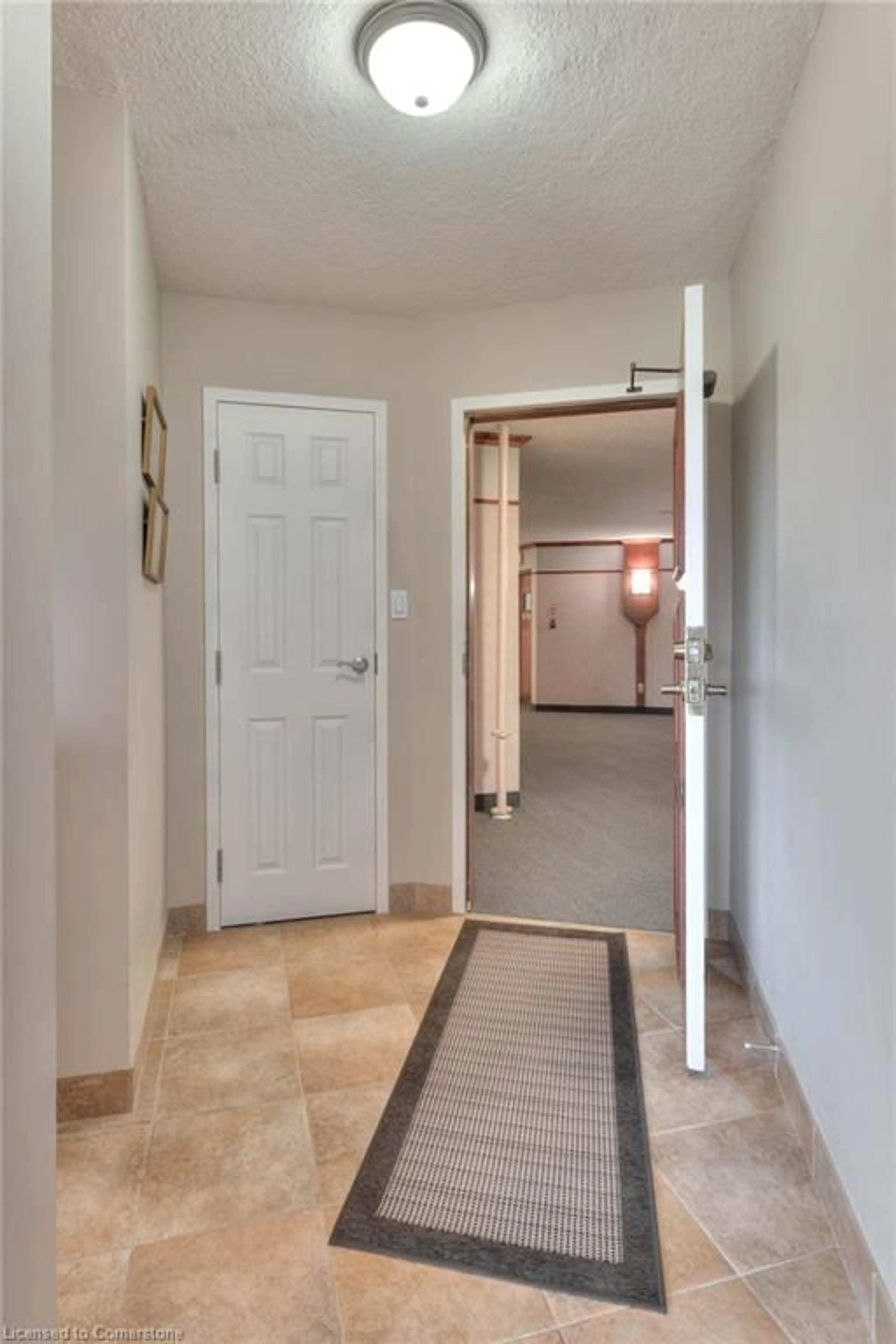 Indoor entryway for 250 Glenridge Dr #606, Waterloo Ontario N2J 4H8