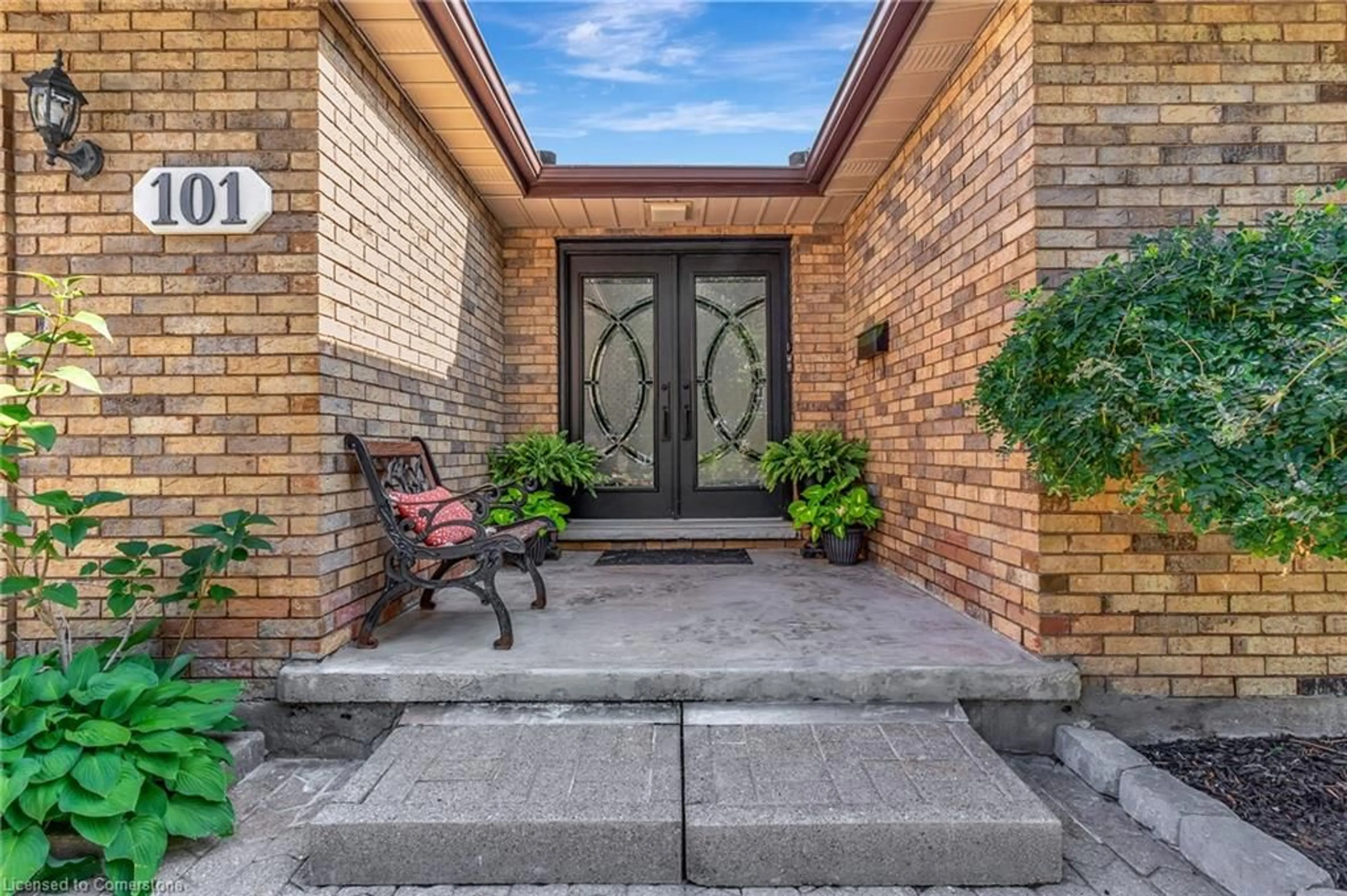 Indoor entryway for 101 Devonglen Dr, Kitchener Ontario N2E 1Z7