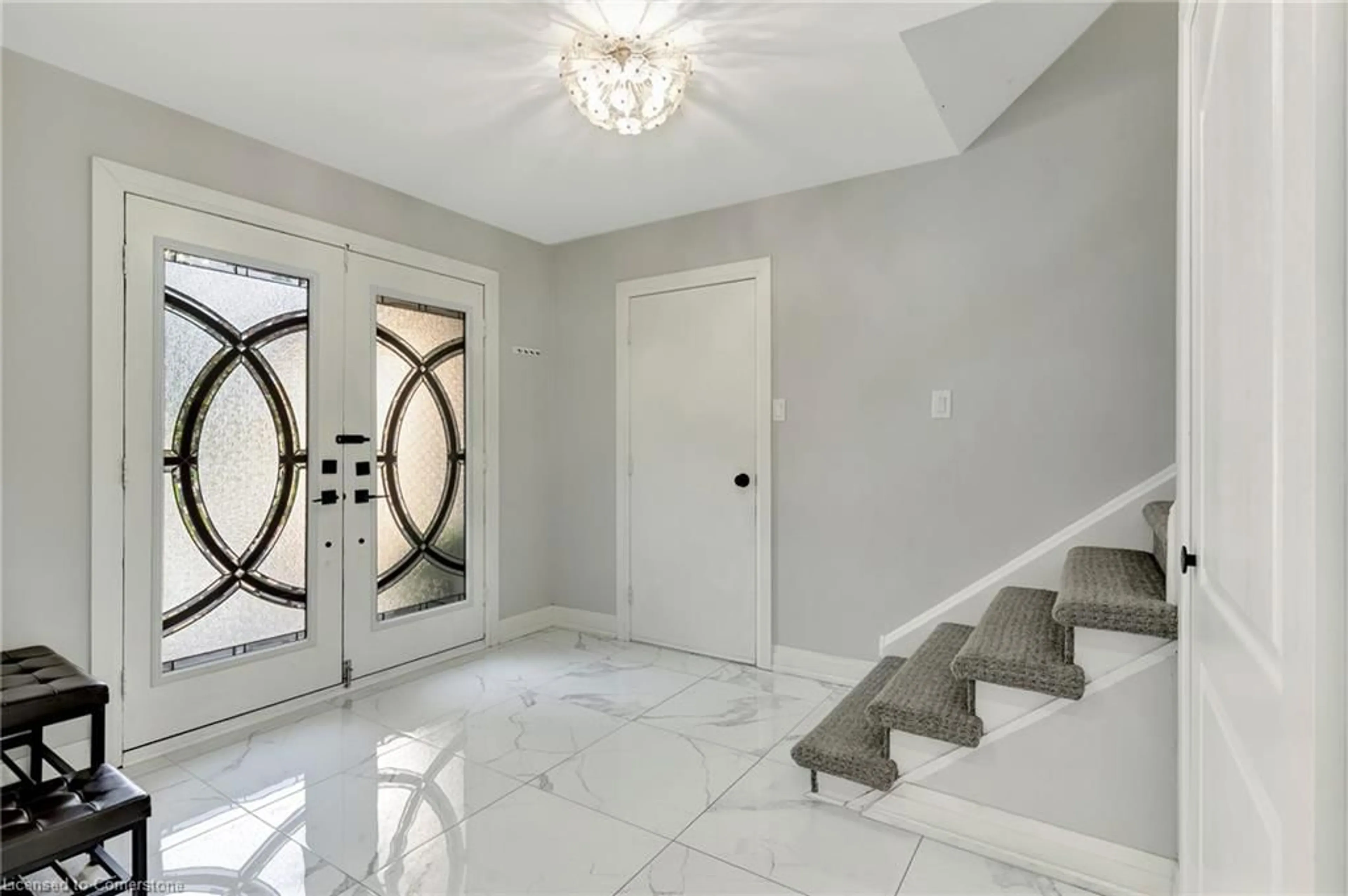 Indoor entryway for 101 Devonglen Dr, Kitchener Ontario N2E 1Z7