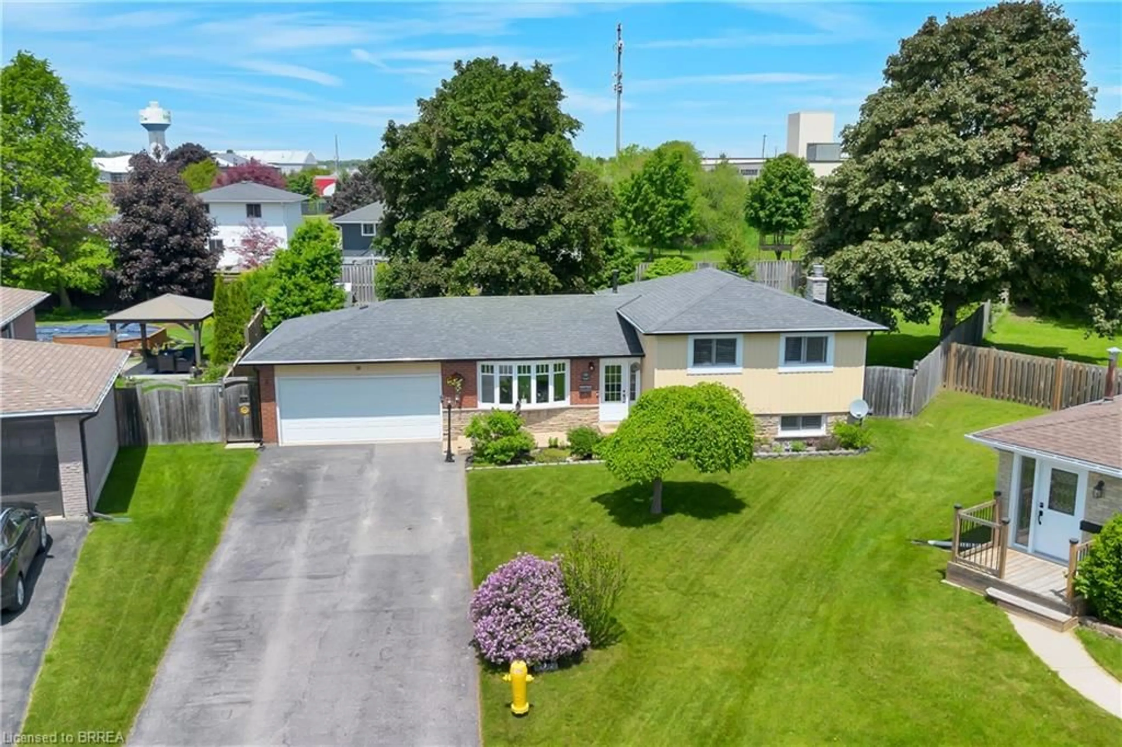 A pic from outside/outdoor area/front of a property/back of a property/a pic from drone, street for 18 Clover Crt, Paris Ontario N3L 3M7