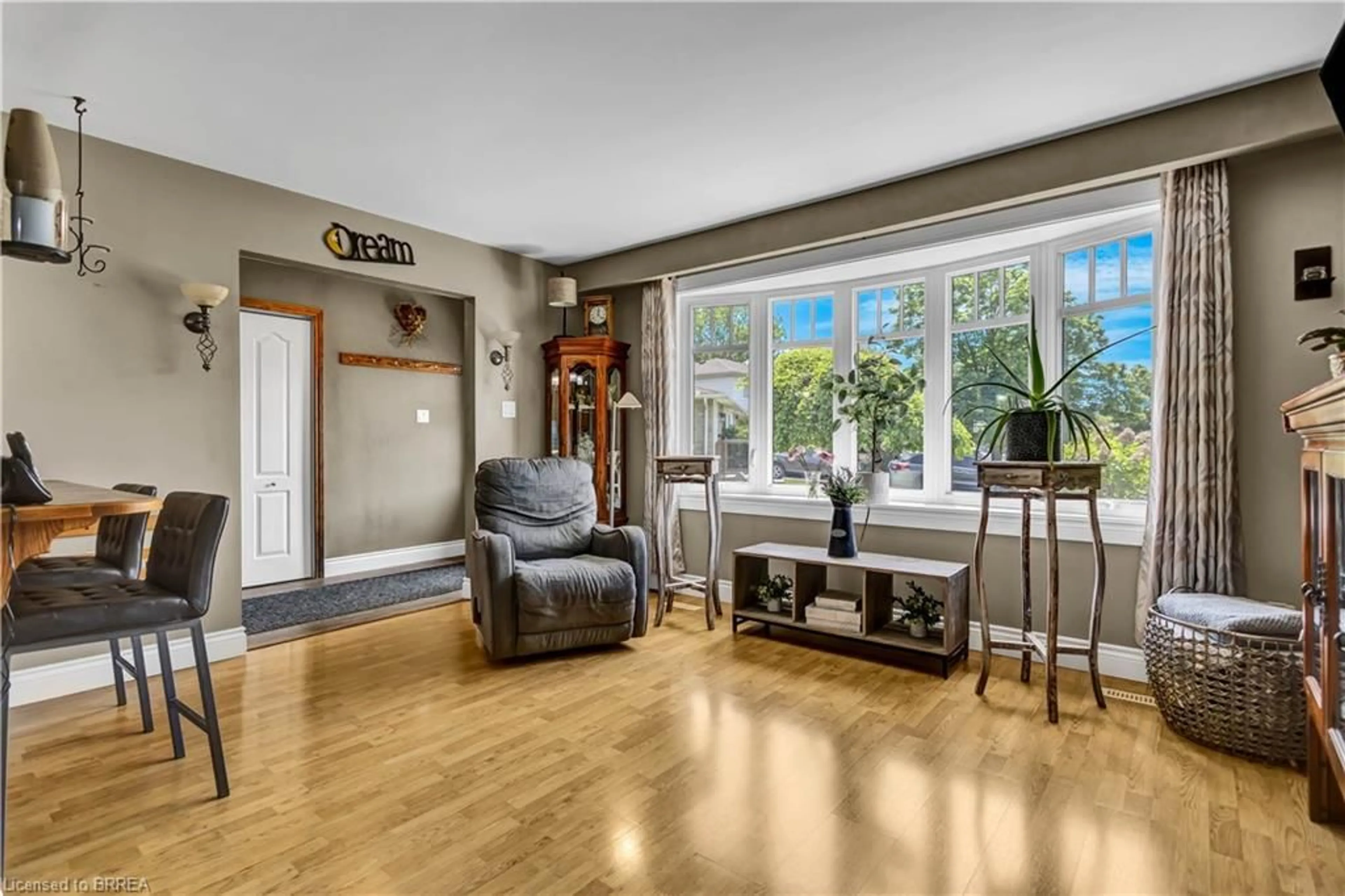 Living room with furniture, unknown for 18 Clover Crt, Paris Ontario N3L 3M7