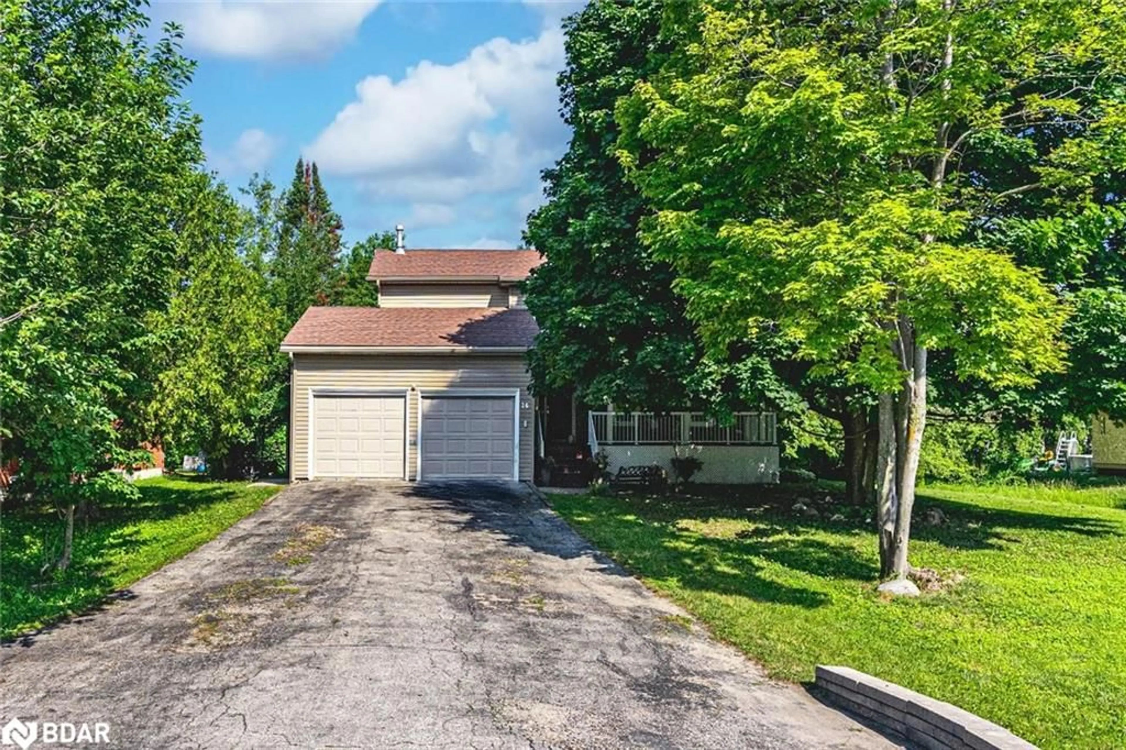 A pic from outside/outdoor area/front of a property/back of a property/a pic from drone, street for 26 Royal Beech Dr, Wasaga Beach Ontario L9Z 1H1
