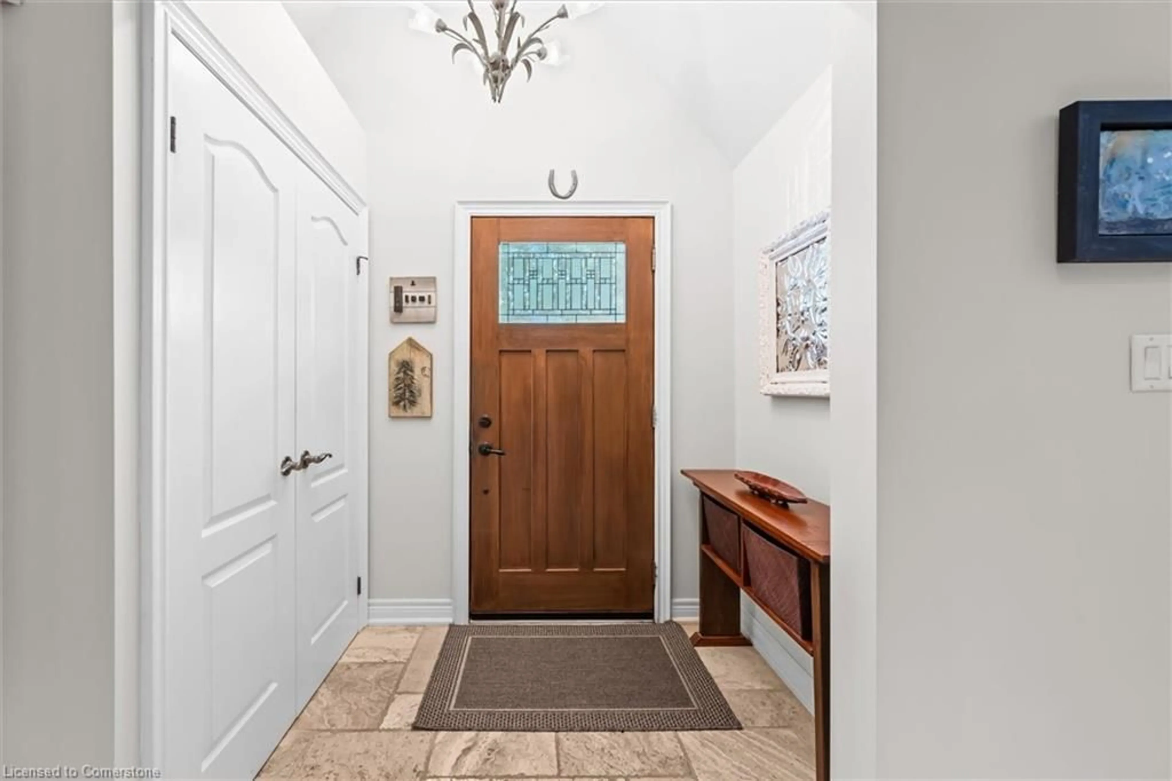 Indoor entryway for 373 Torrance St, Burlington Ontario L7R 2R7
