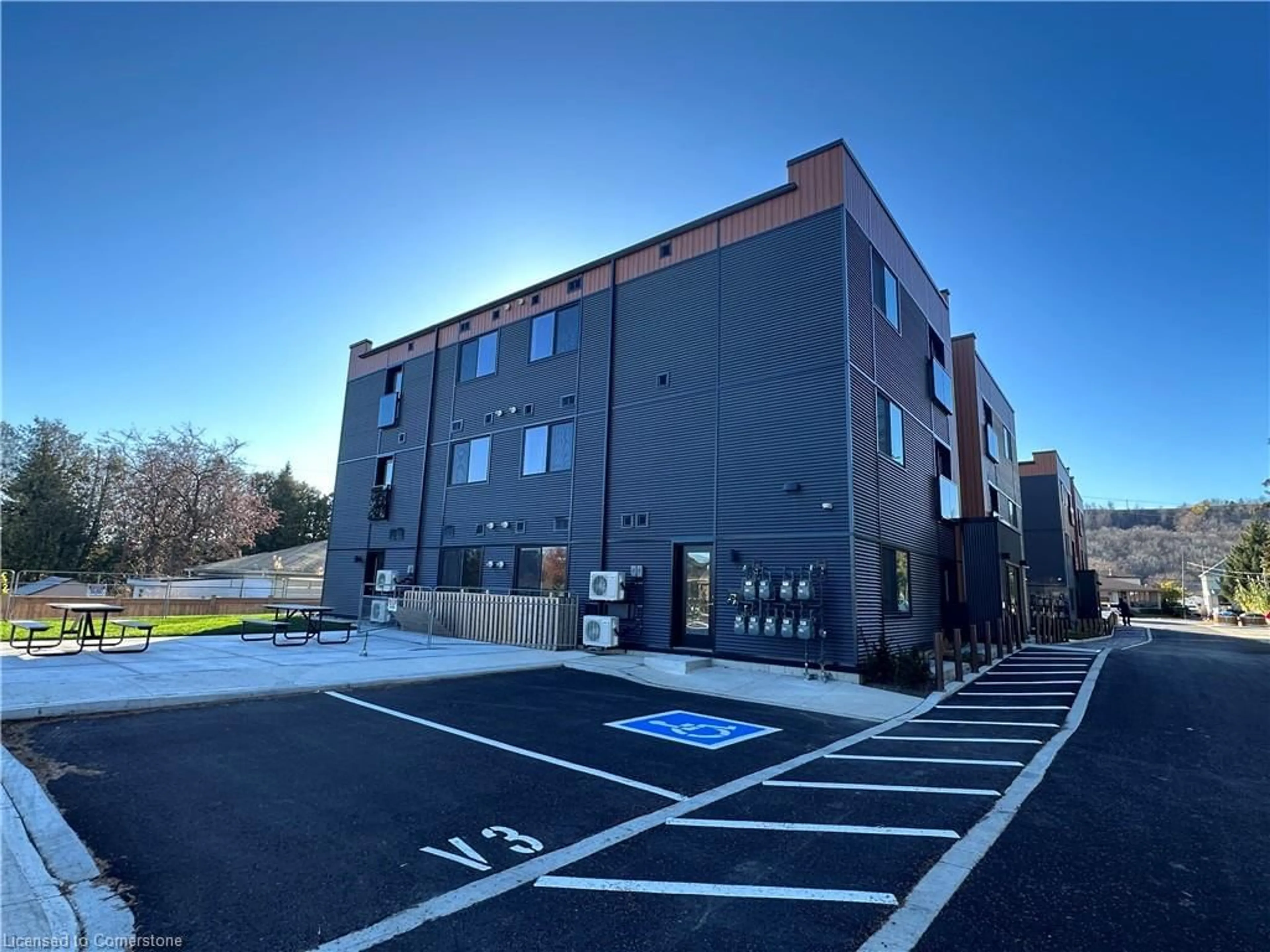 A pic from outside/outdoor area/front of a property/back of a property/a pic from drone, building for 259 King St #2D, Stoney Creek Ontario L8G 1M1