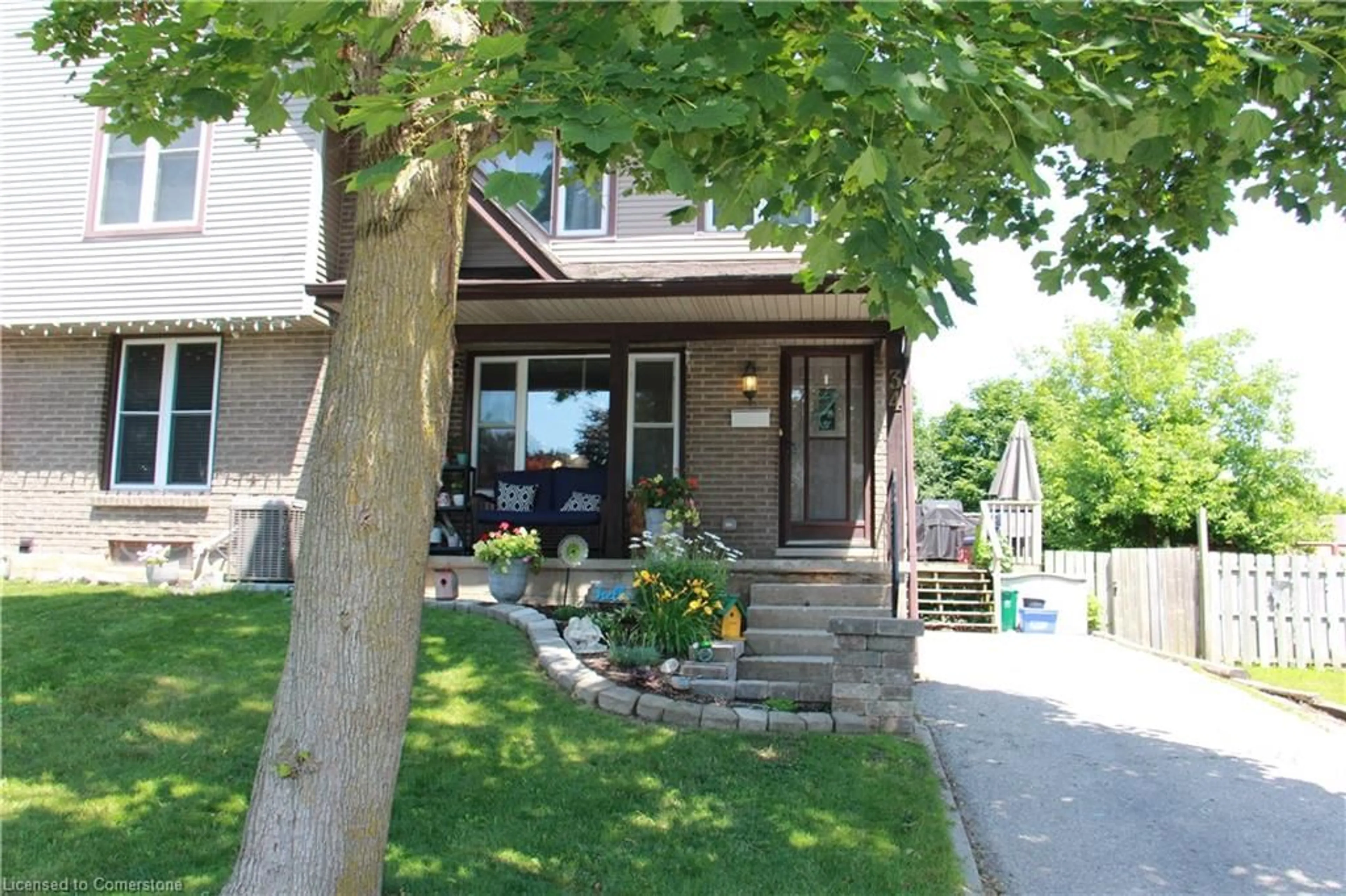 Patio, street for 34 Northview Heights Dr, Cambridge Ontario N1R 7A8
